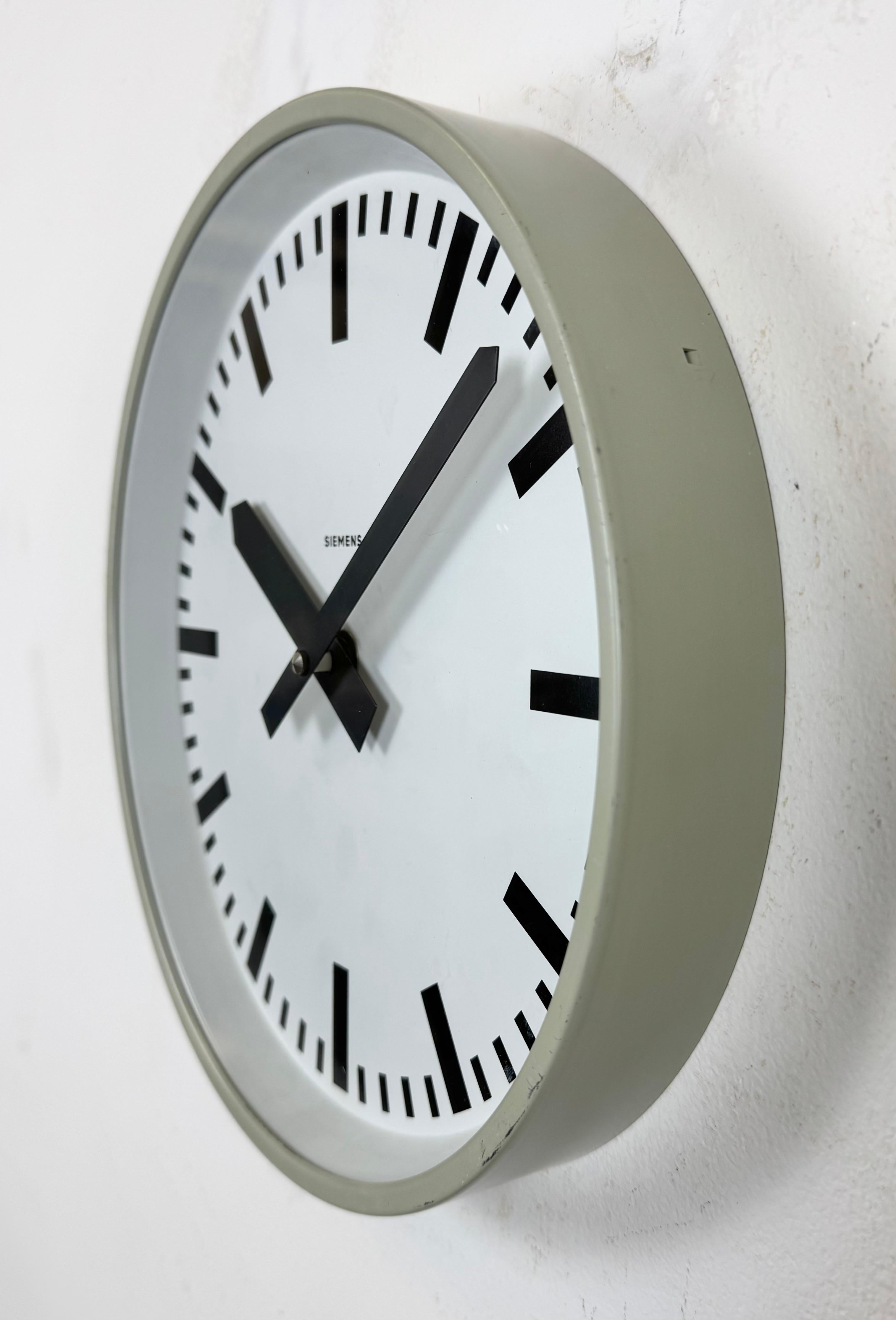 Reloj de pared industrial gris de Siemens, años 70 Alemán en venta