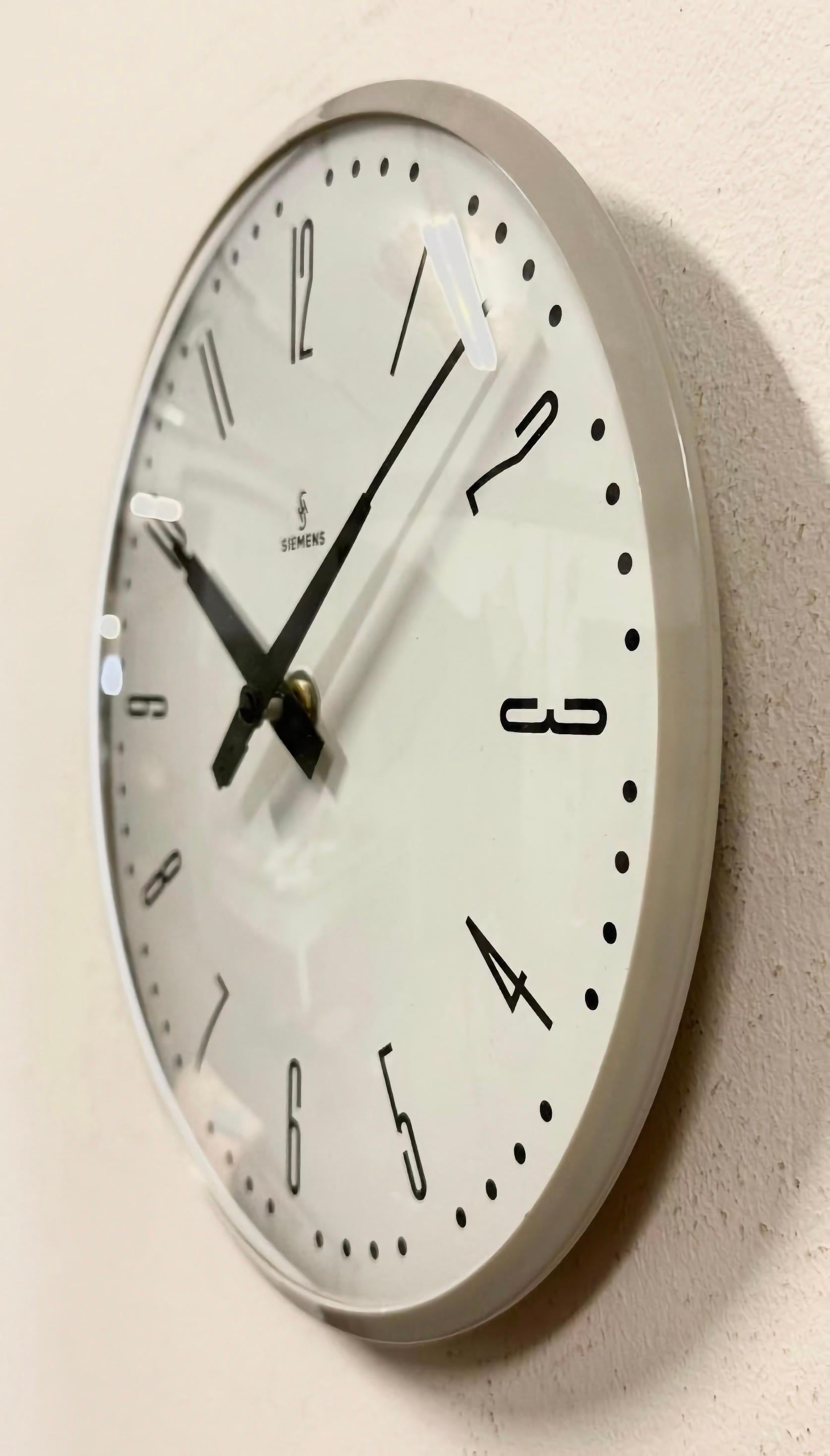 Grey Industrial Factory Wall Clock from Siemens, 1970s In Good Condition For Sale In Kojetice, CZ