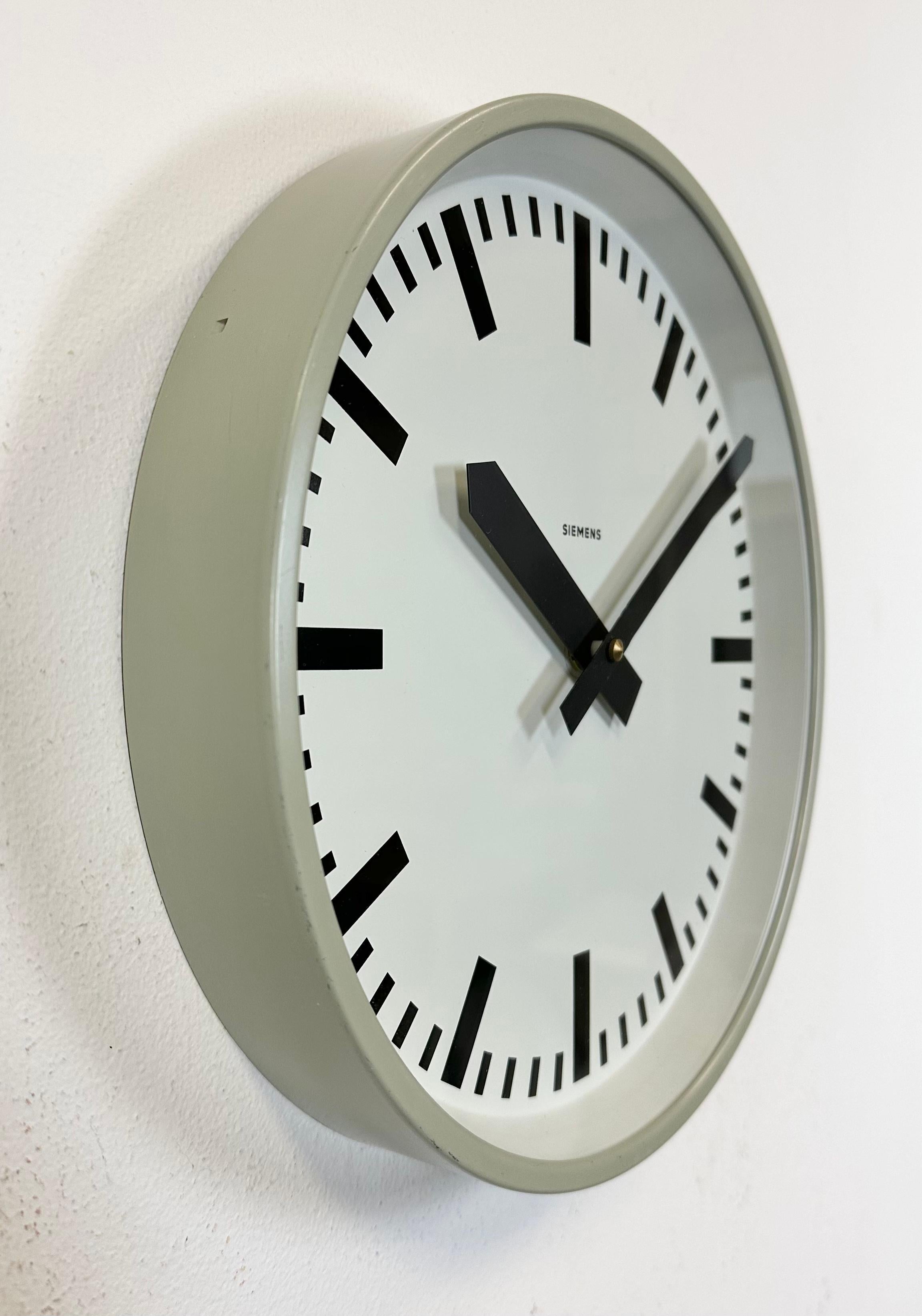Grey Industrial Factory Wall Clock from Siemens, 1970s In Good Condition For Sale In Kojetice, CZ