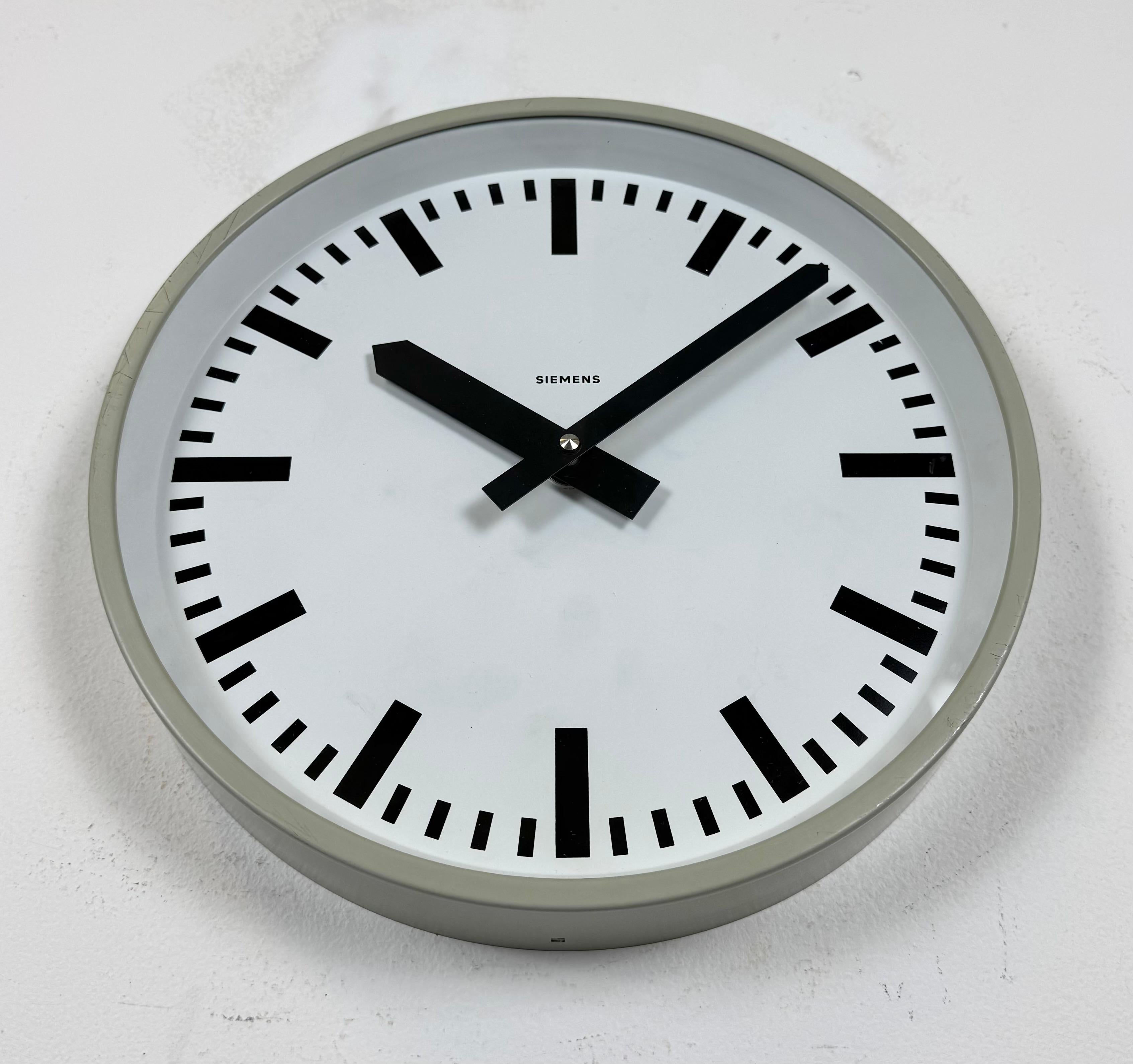 Reloj de pared industrial gris de Siemens, años 70 en Bueno estado para la venta en Kojetice, CZ