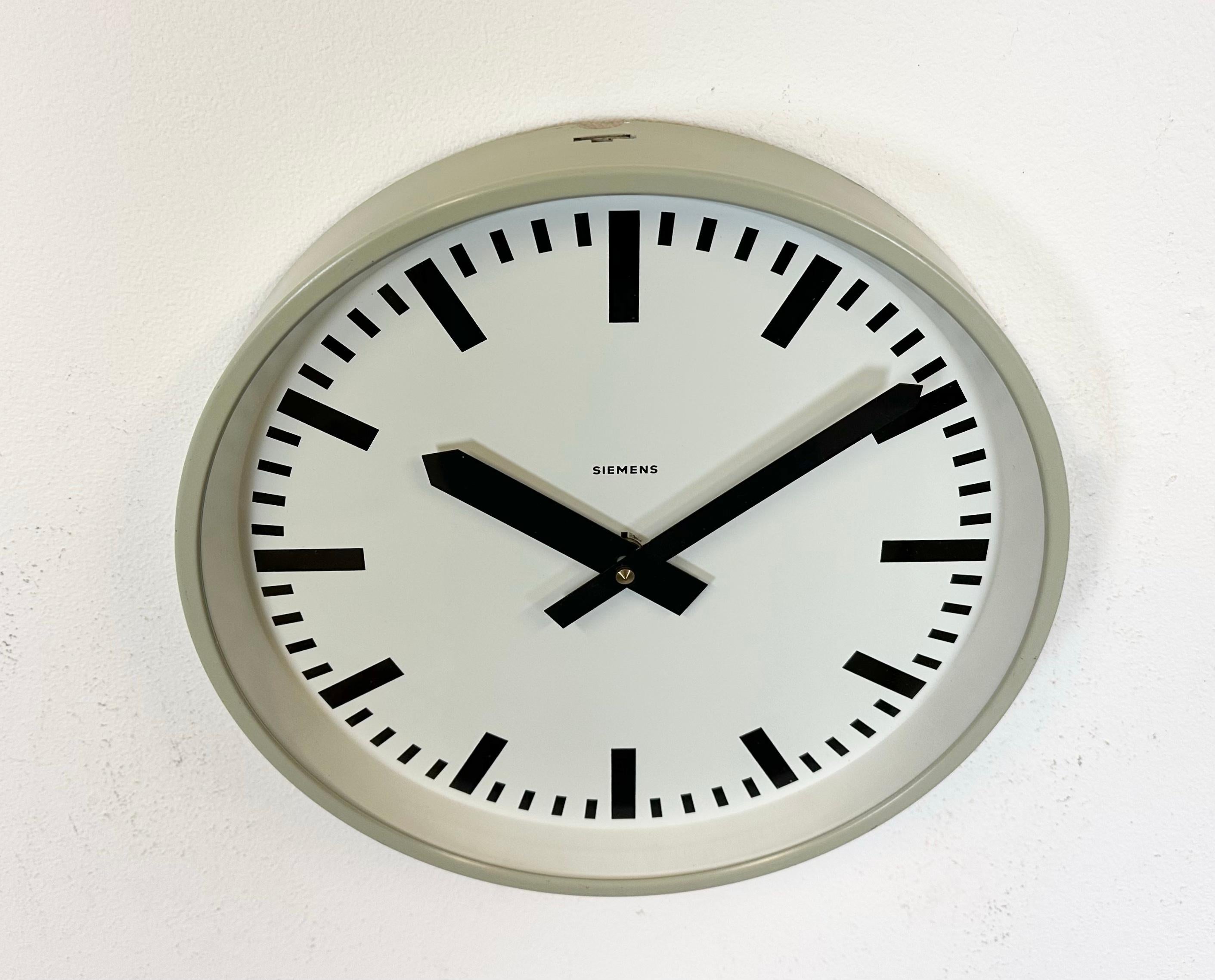 20th Century Grey Industrial Factory Wall Clock from Siemens, 1970s For Sale