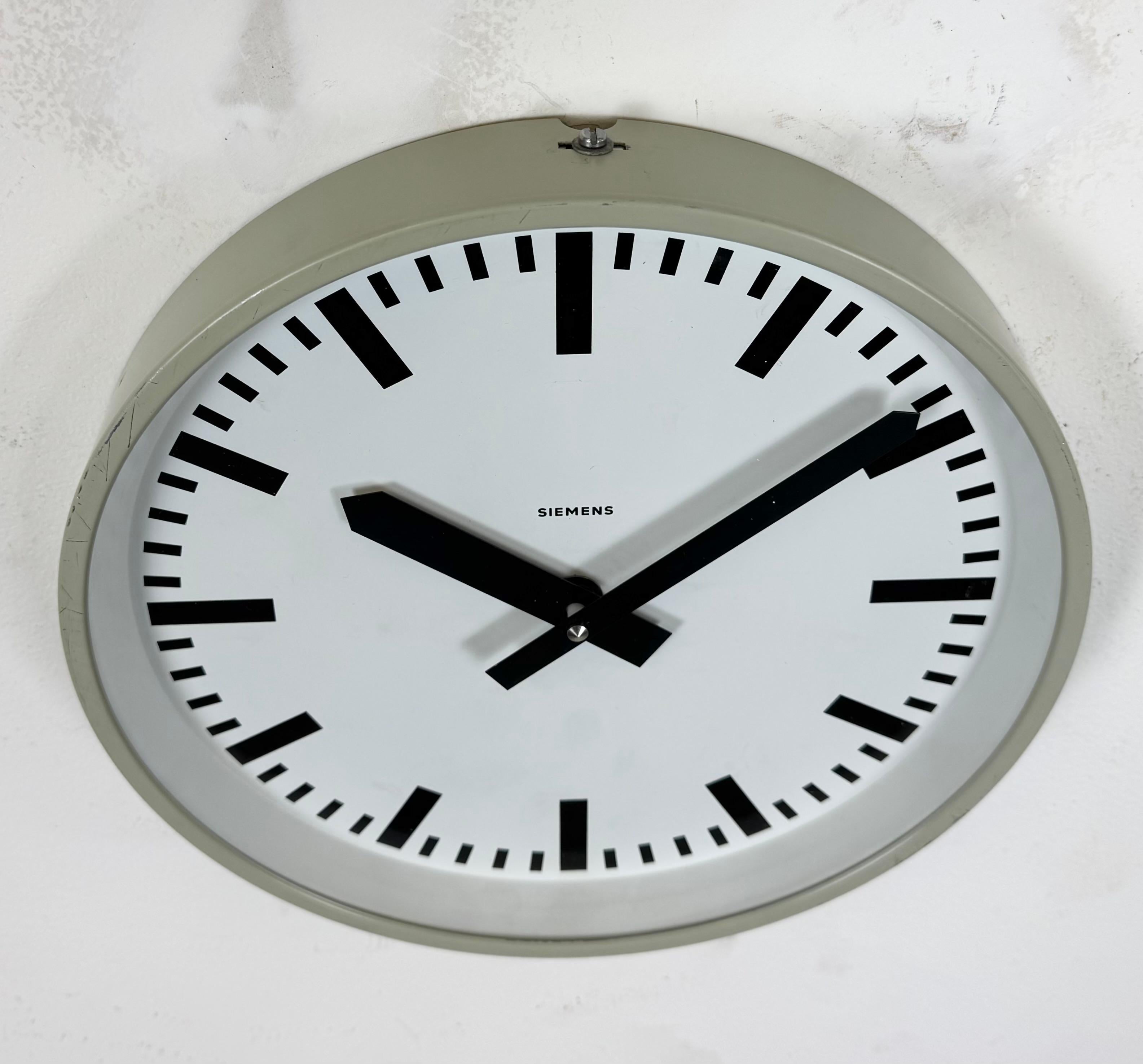 Reloj de pared industrial gris de Siemens, años 70 finales del siglo XX en venta