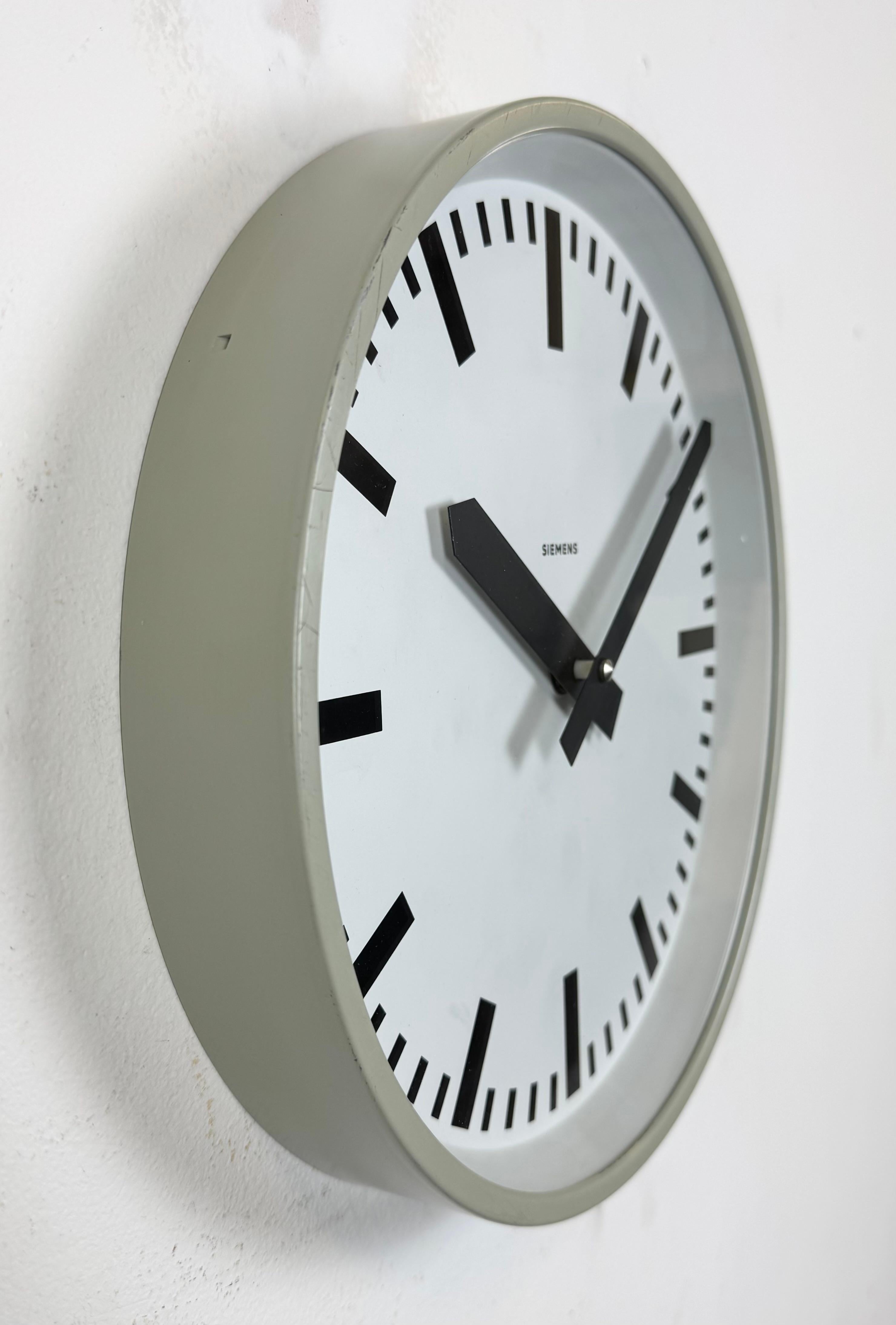 Reloj de pared industrial gris de Siemens, años 70 Aluminio en venta