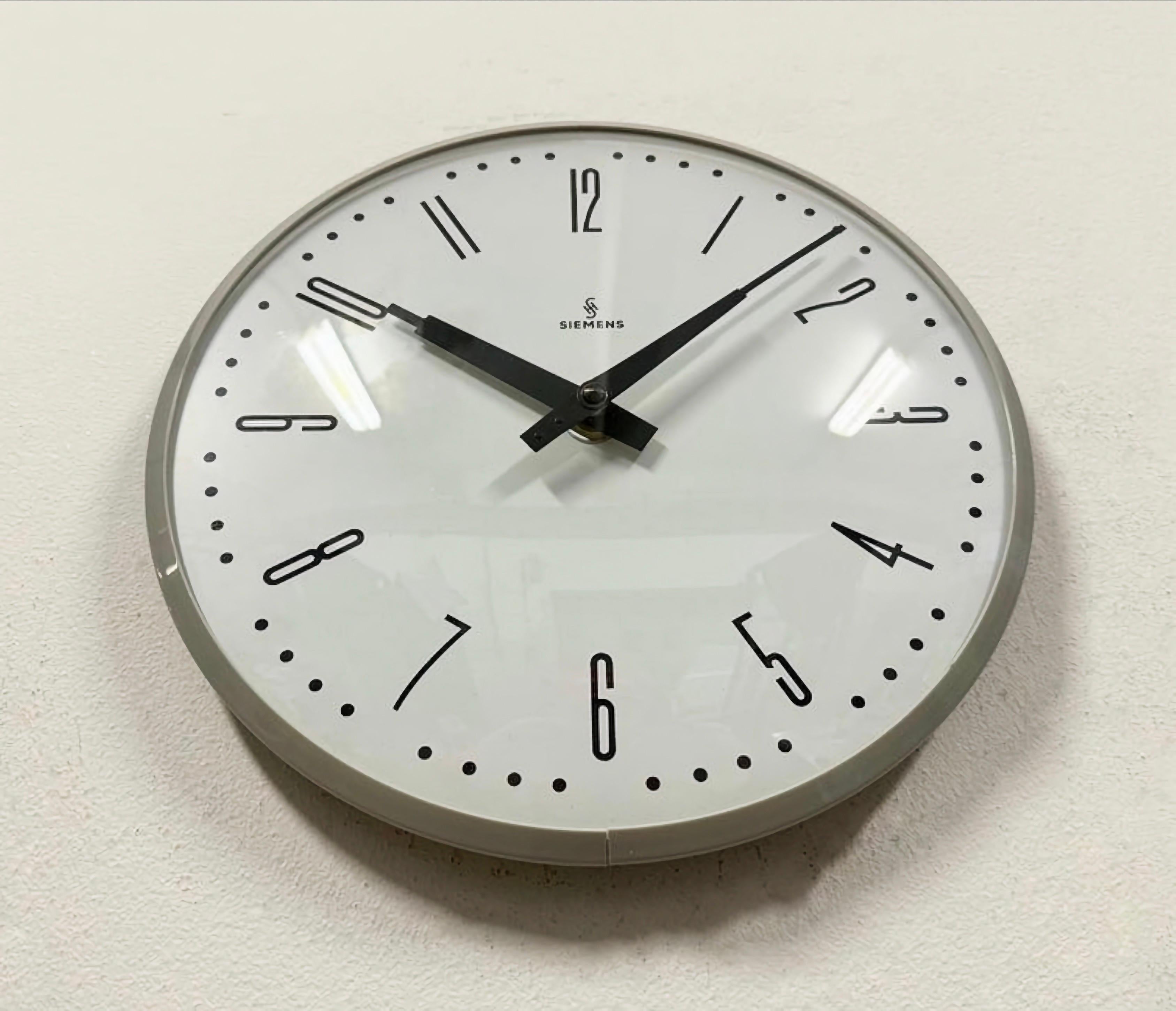 Grey Industrial Factory Wall Clock from Siemens, 1970s For Sale 1
