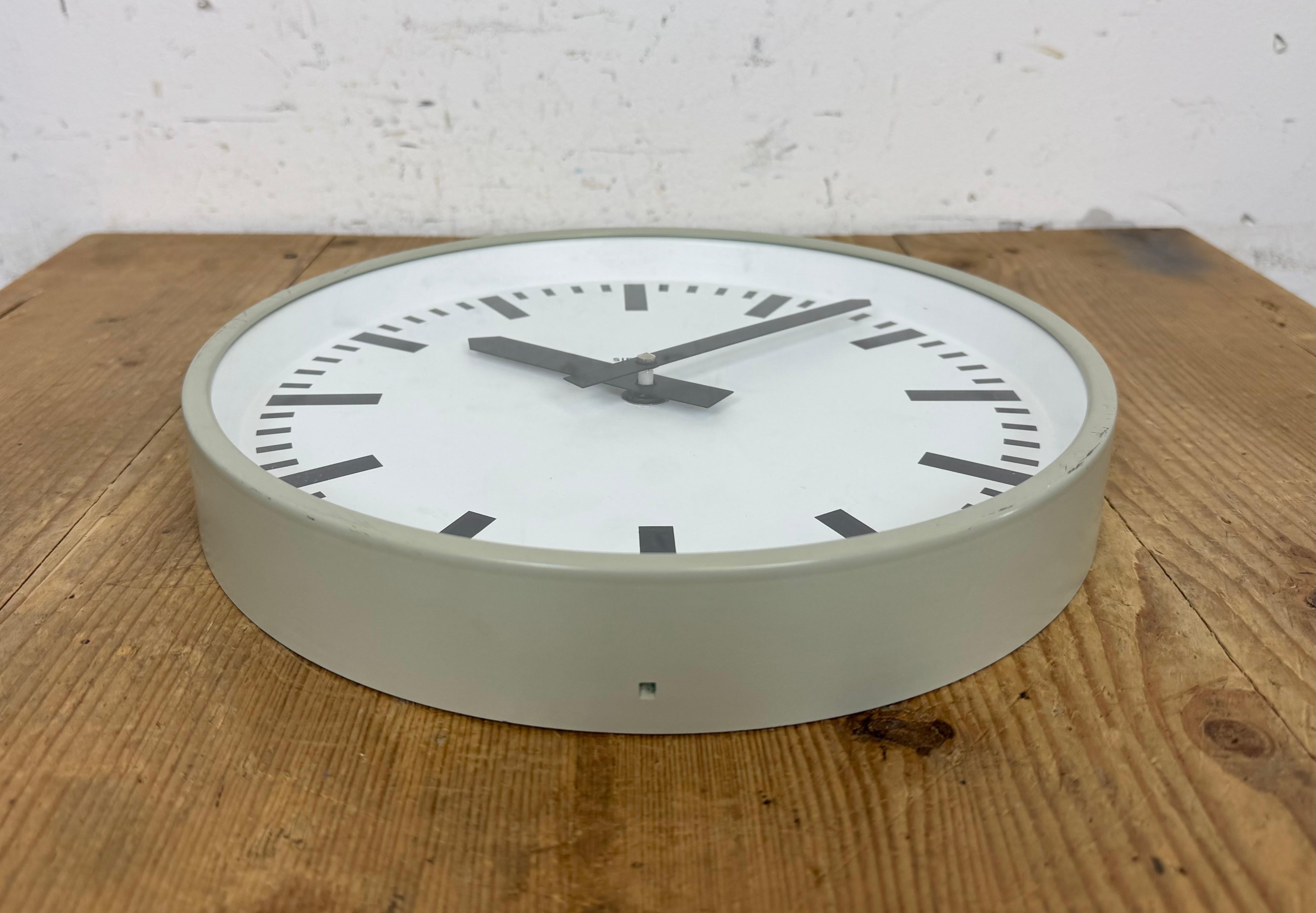Reloj de pared industrial gris de Siemens, años 70 en venta 1