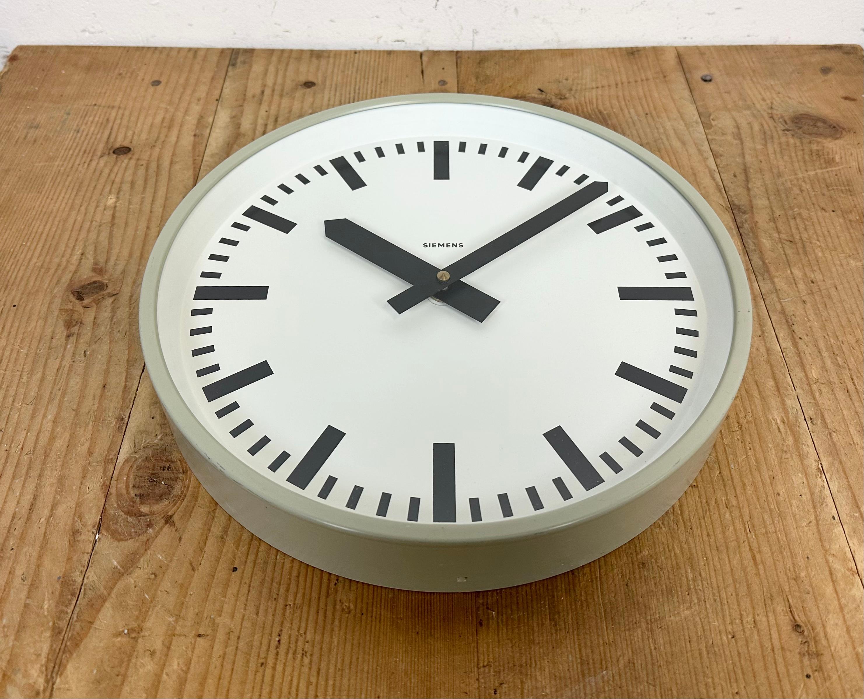 Grey Industrial Factory Wall Clock from Siemens, 1970s For Sale 2