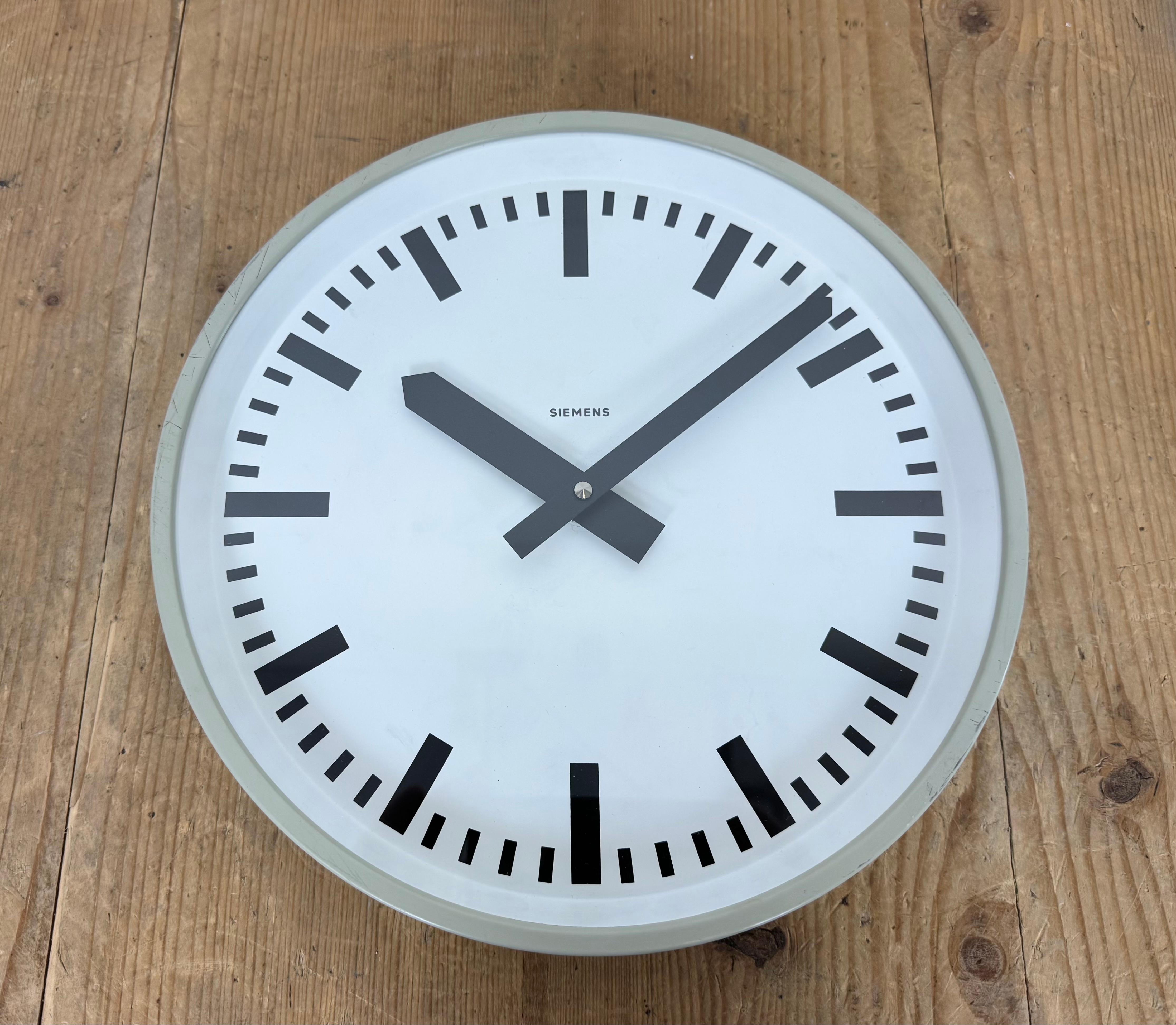 Reloj de pared industrial gris de Siemens, años 70 en venta 2