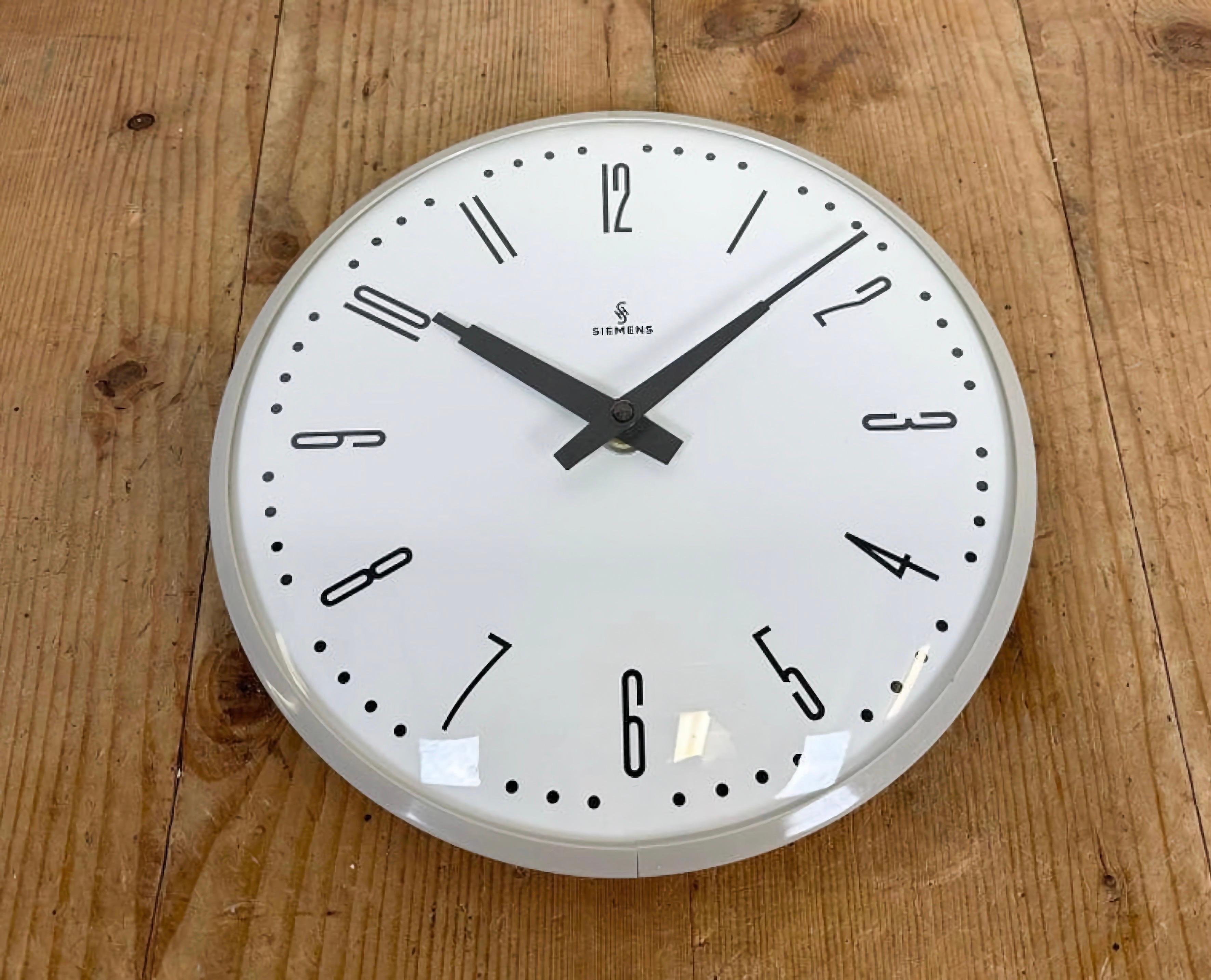 Grey Industrial Factory Wall Clock from Siemens, 1970s For Sale 3