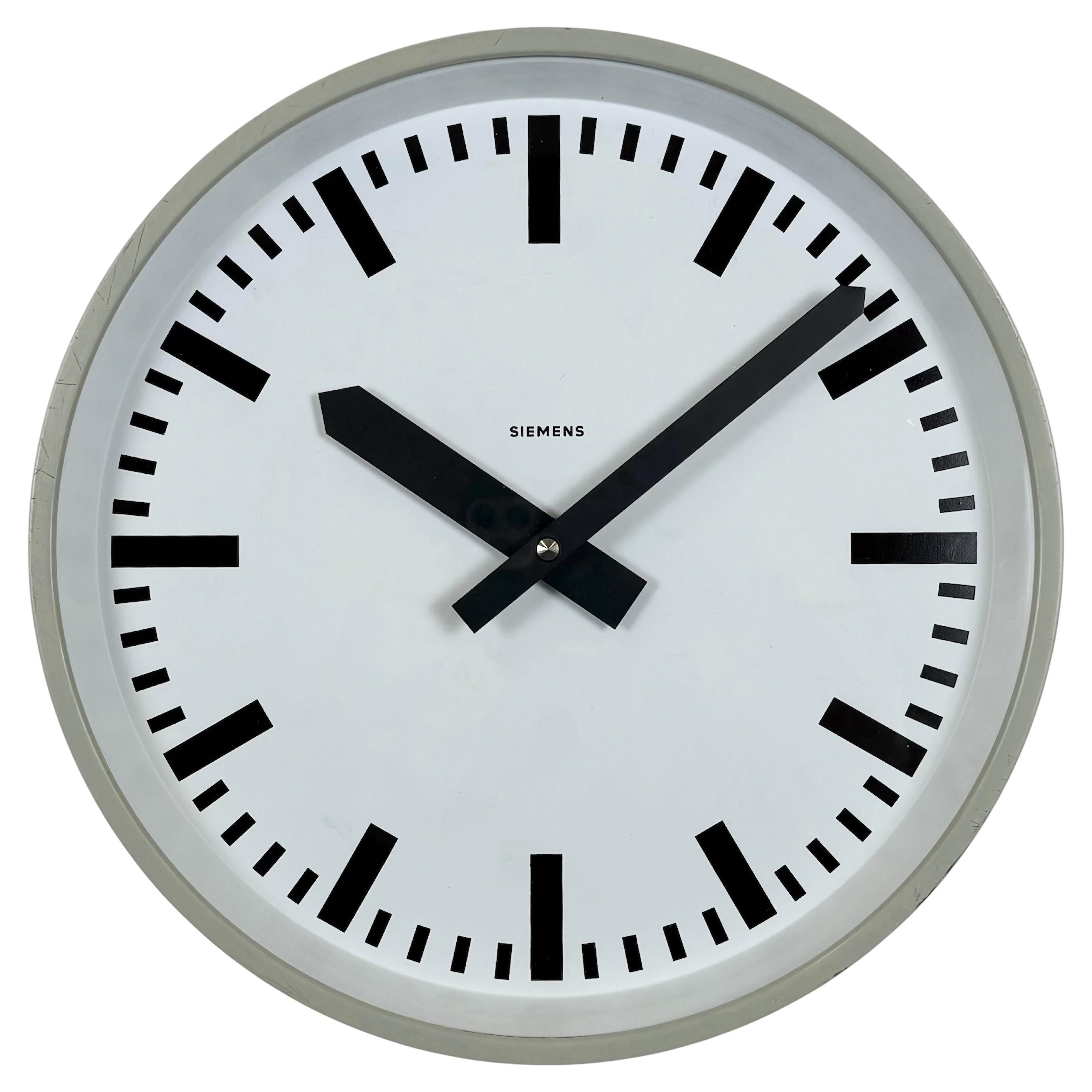 Reloj de pared industrial gris de Siemens, años 70