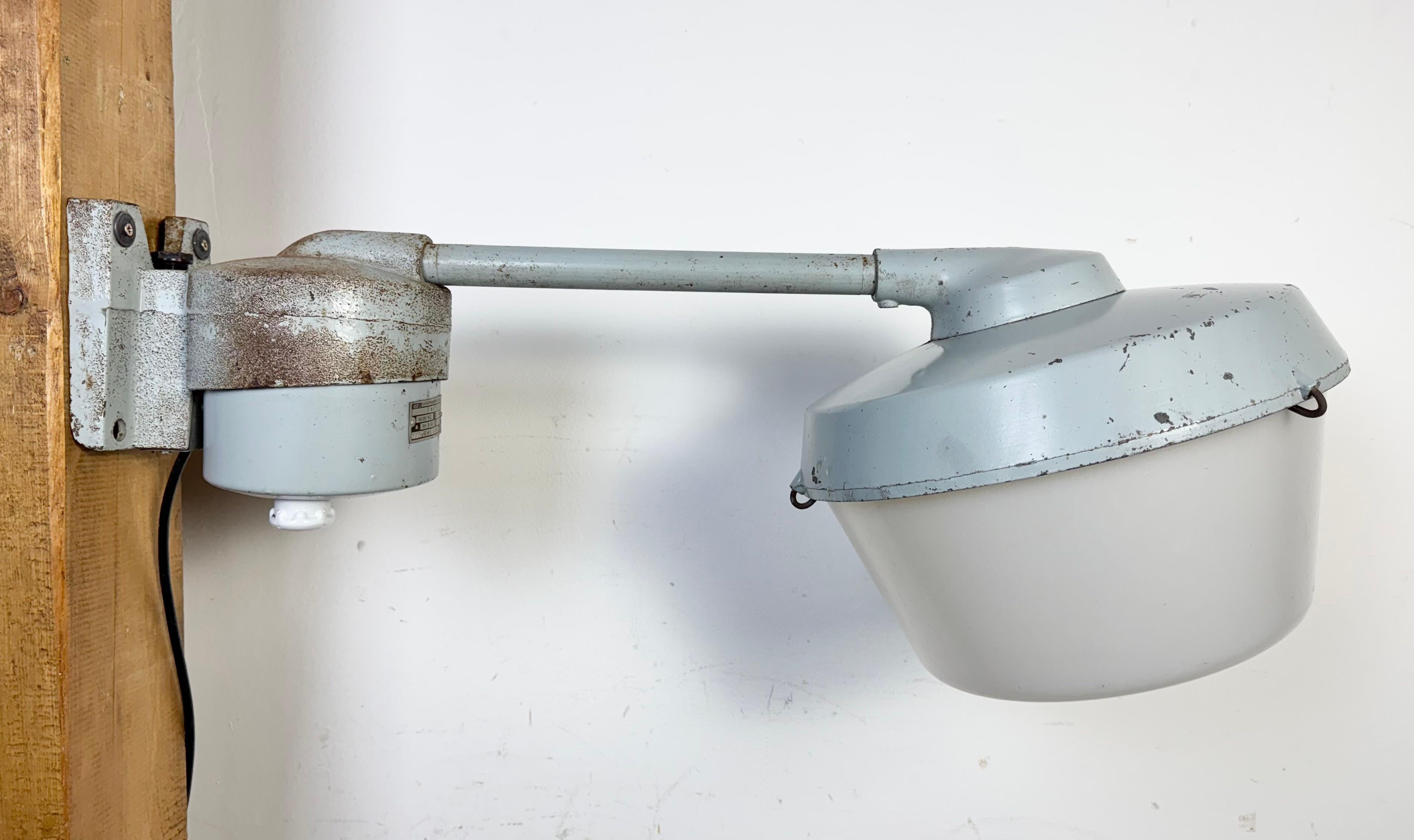 Lampada da parete industriale grigia di Elektrosvit, anni '70 in vendita 5