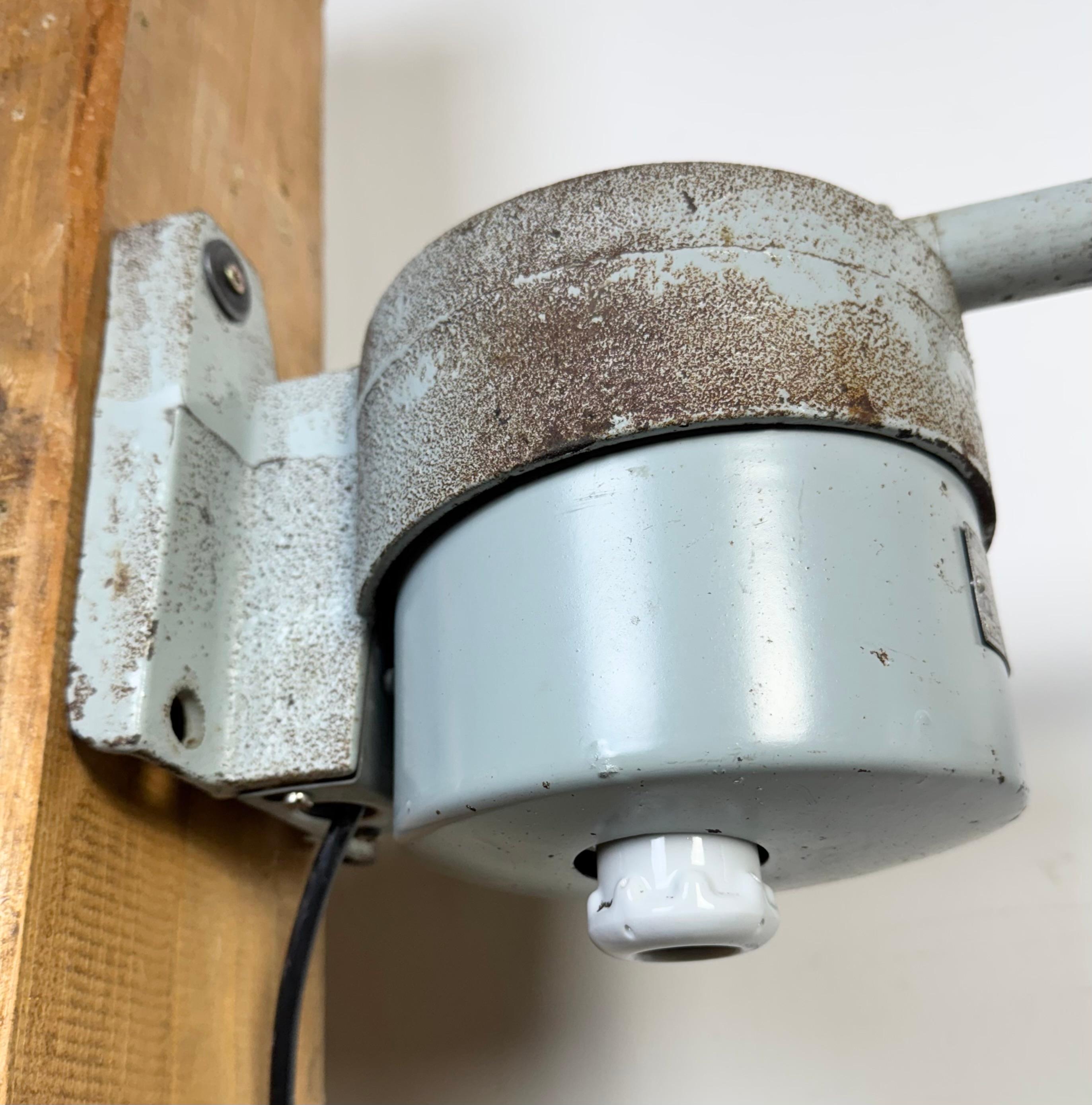 Lampada da parete industriale grigia di Elektrosvit, anni '70 in vendita 7