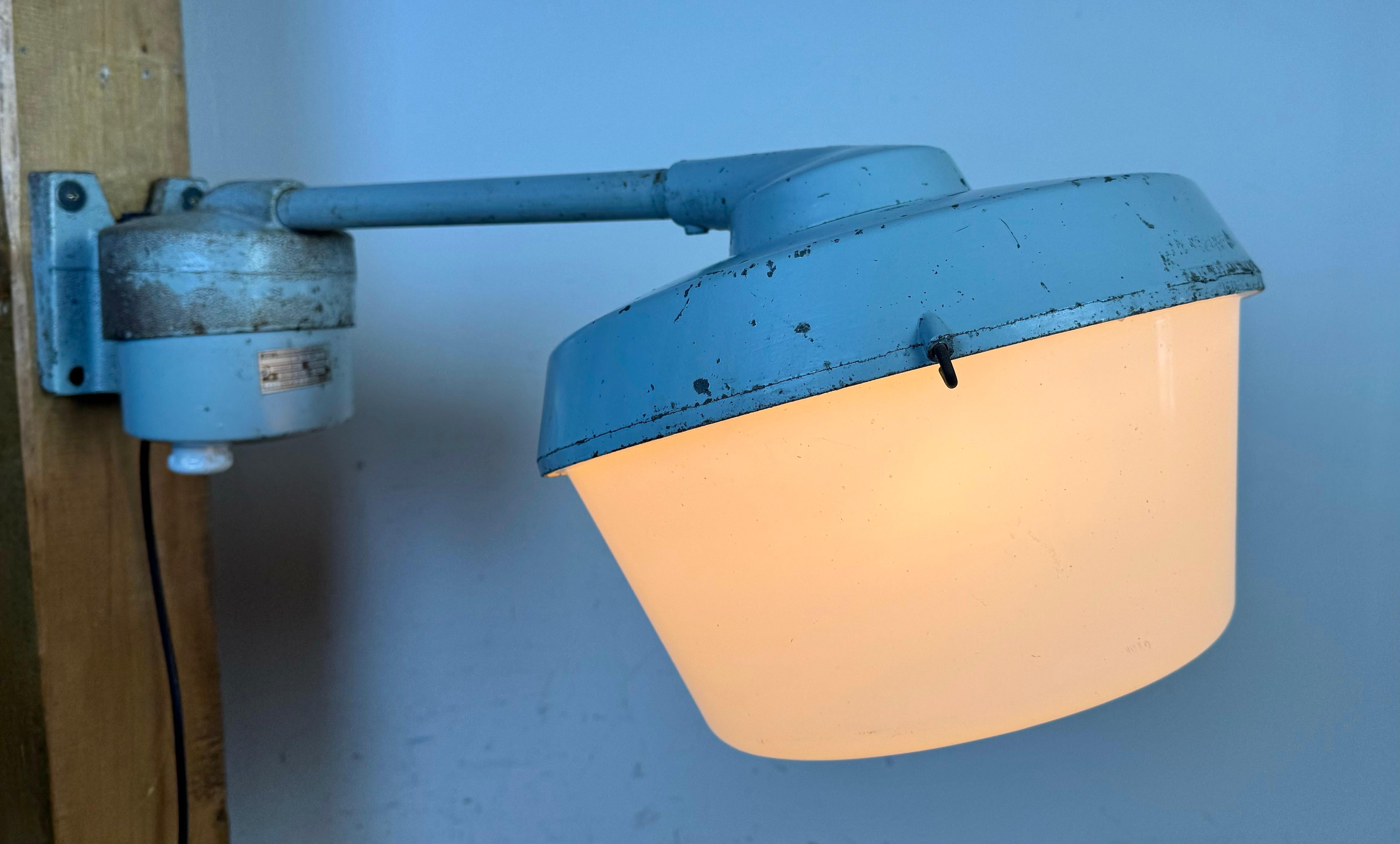 Lampada da parete industriale grigia di Elektrosvit, anni '70 in vendita 9