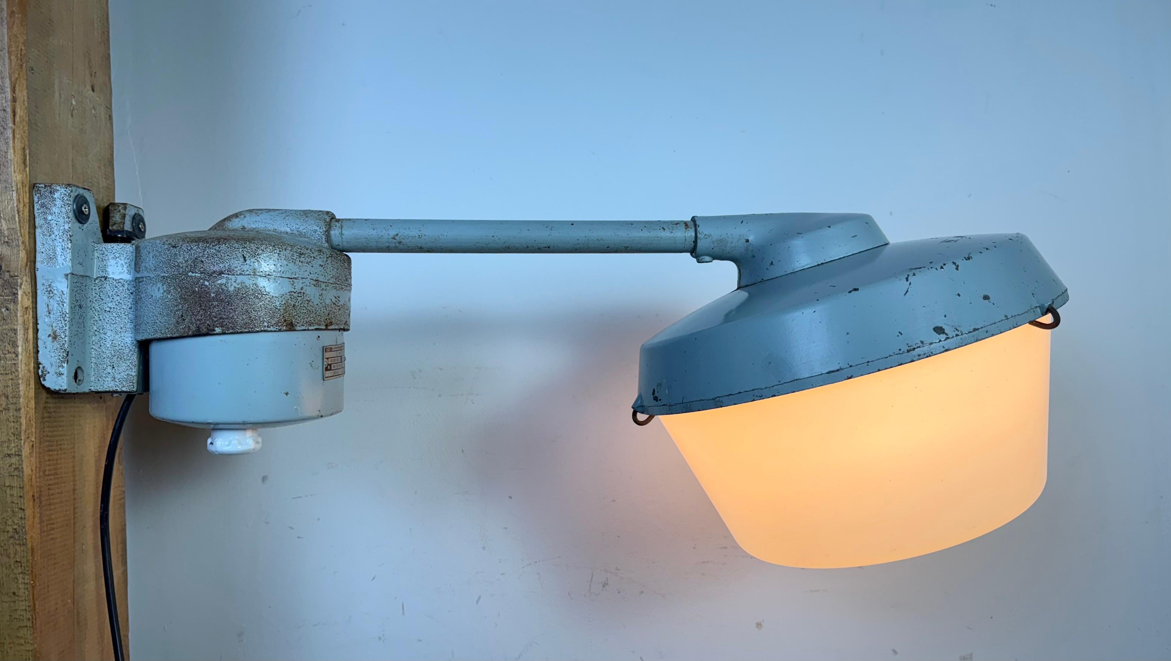 Lampada da parete industriale grigia di Elektrosvit, anni '70 in vendita 11