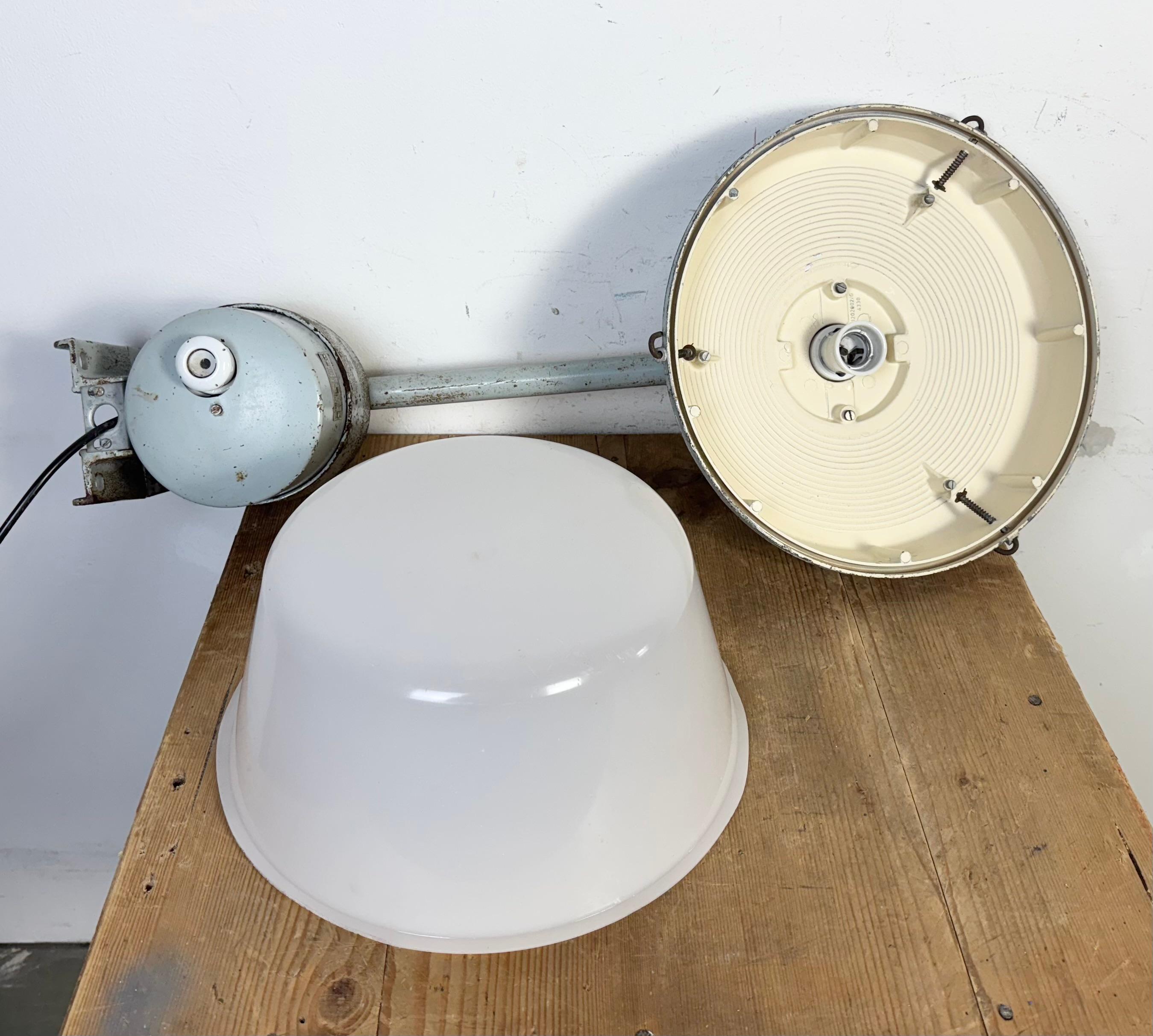 Lampada da parete industriale grigia di Elektrosvit, anni '70 in vendita 12