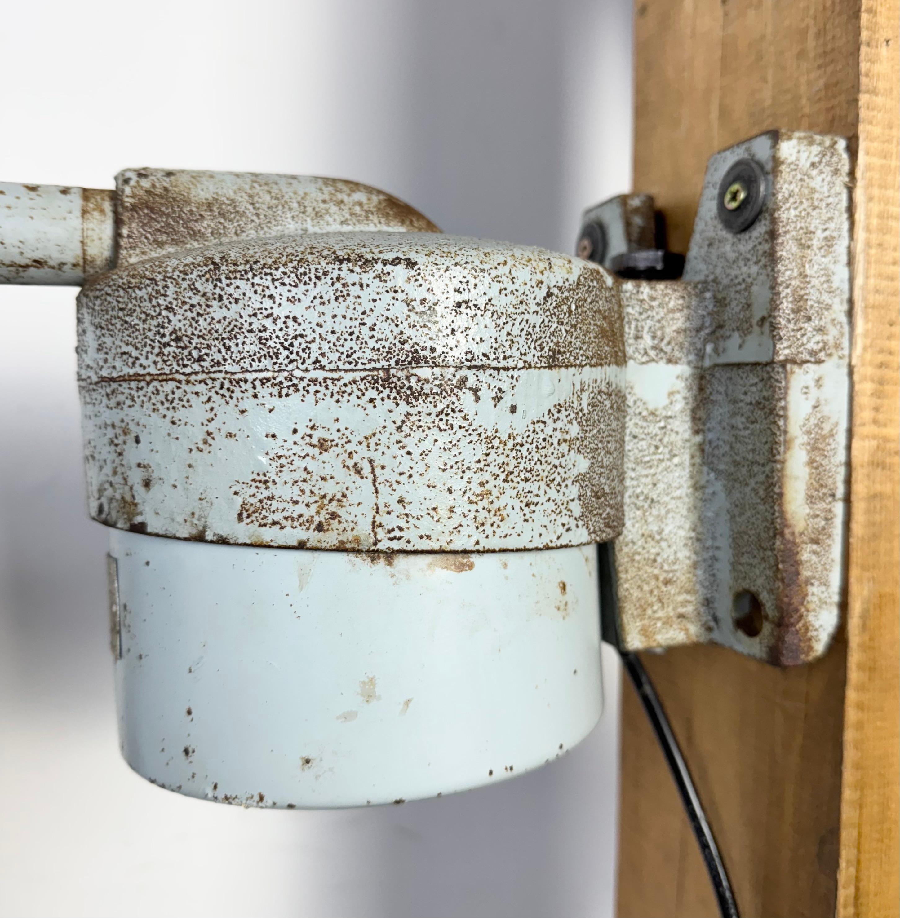 Lampada da parete industriale grigia di Elektrosvit, anni '70 In condizioni buone in vendita a Kojetice, CZ