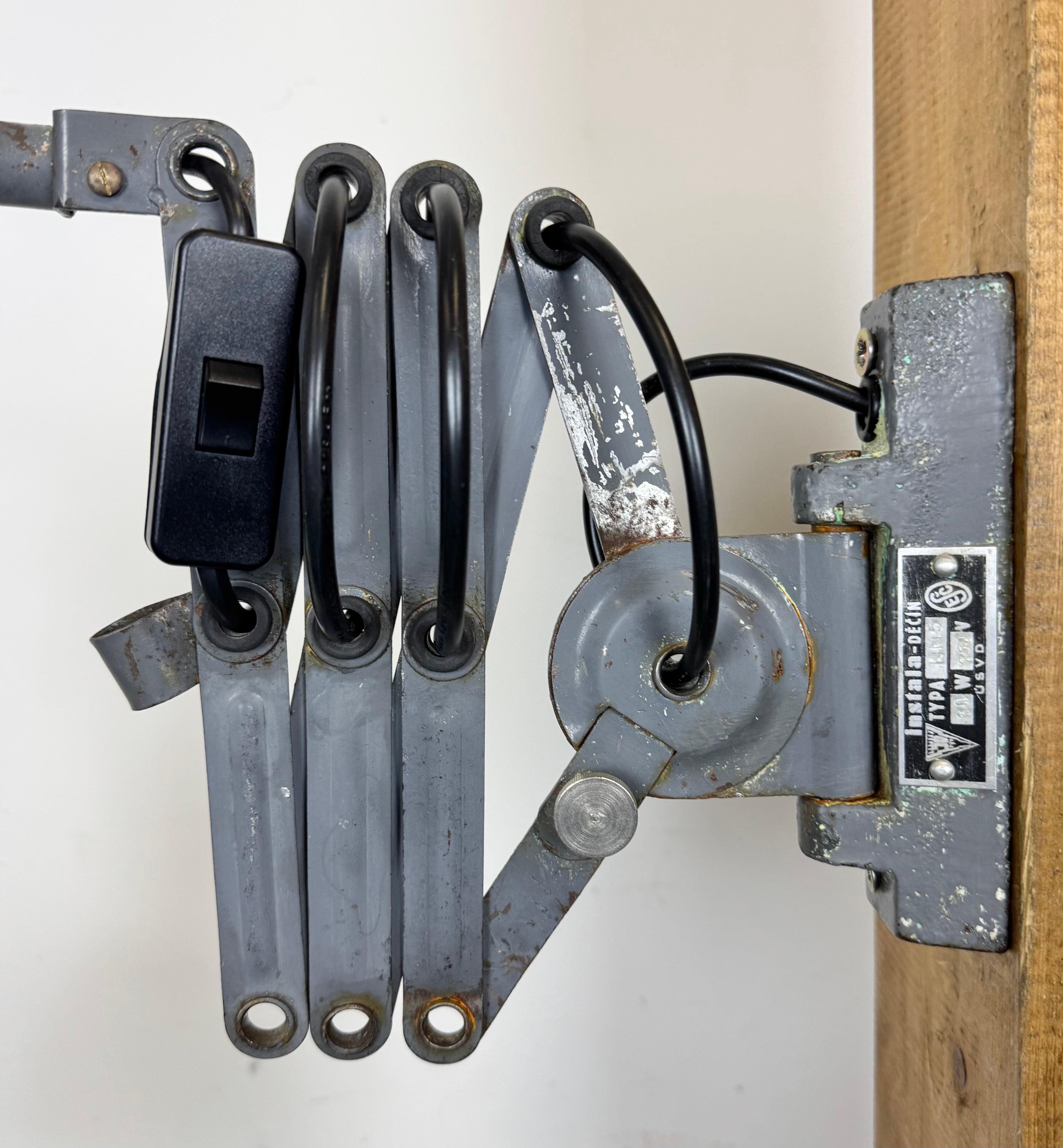 Lampe murale ciseuse industrielle grise à col de cygne de Elektroinstala, années 1960 en vente 3