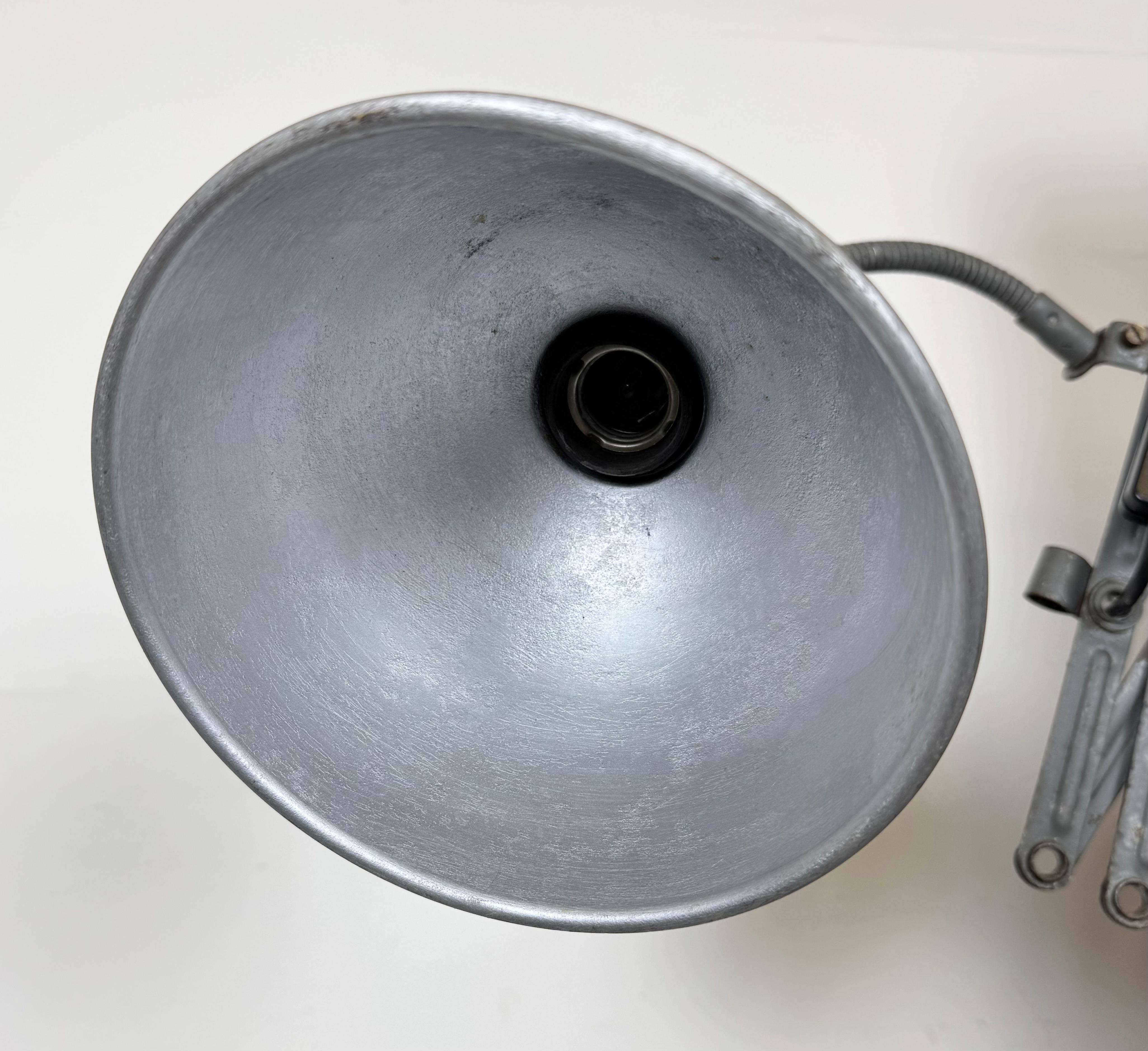 Lampe murale ciseuse industrielle grise à col de cygne de Elektroinstala, années 1960 en vente 3