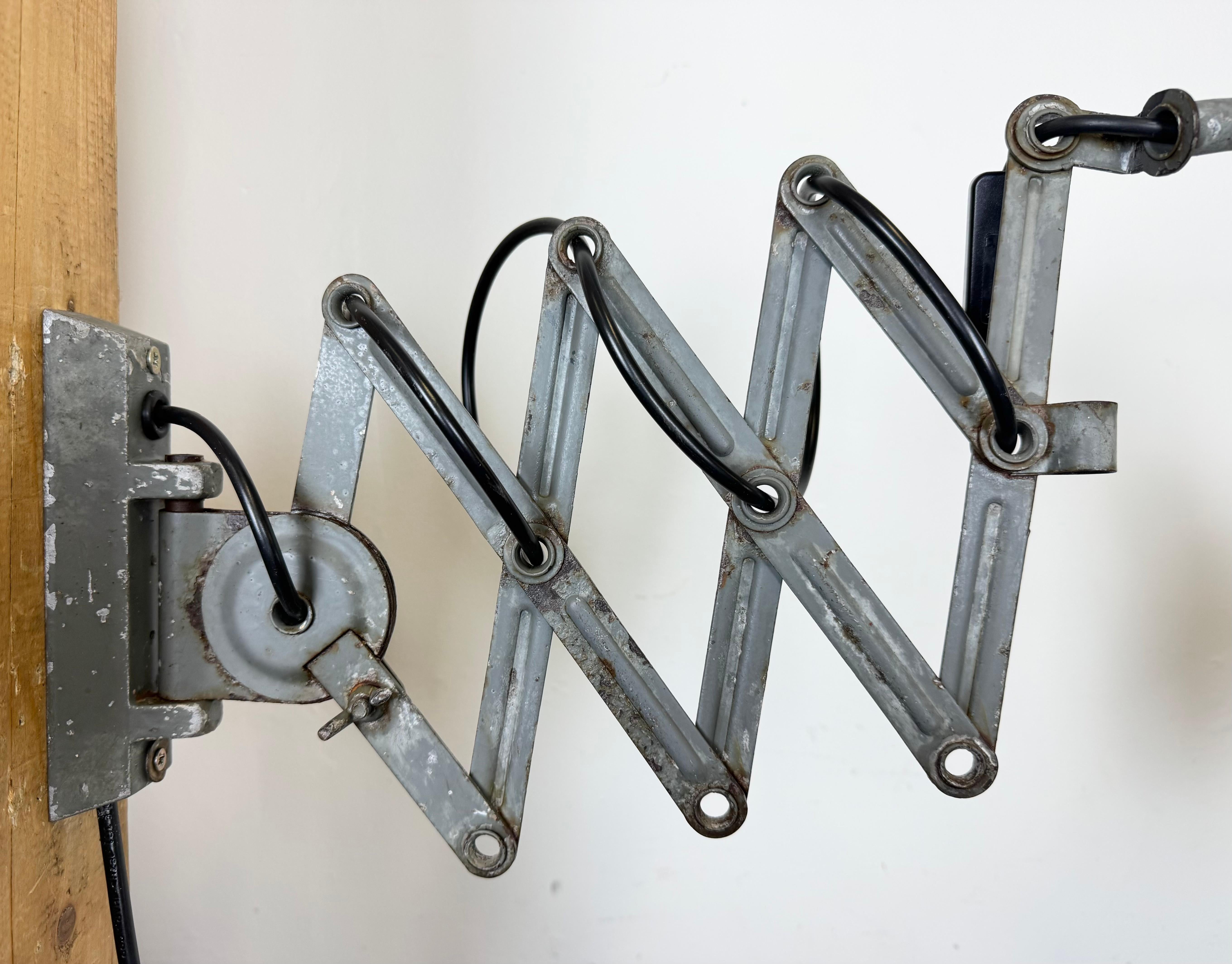 Lampe murale ciseuse industrielle grise à col de cygne de Elektroinstala, années 1960 en vente 4