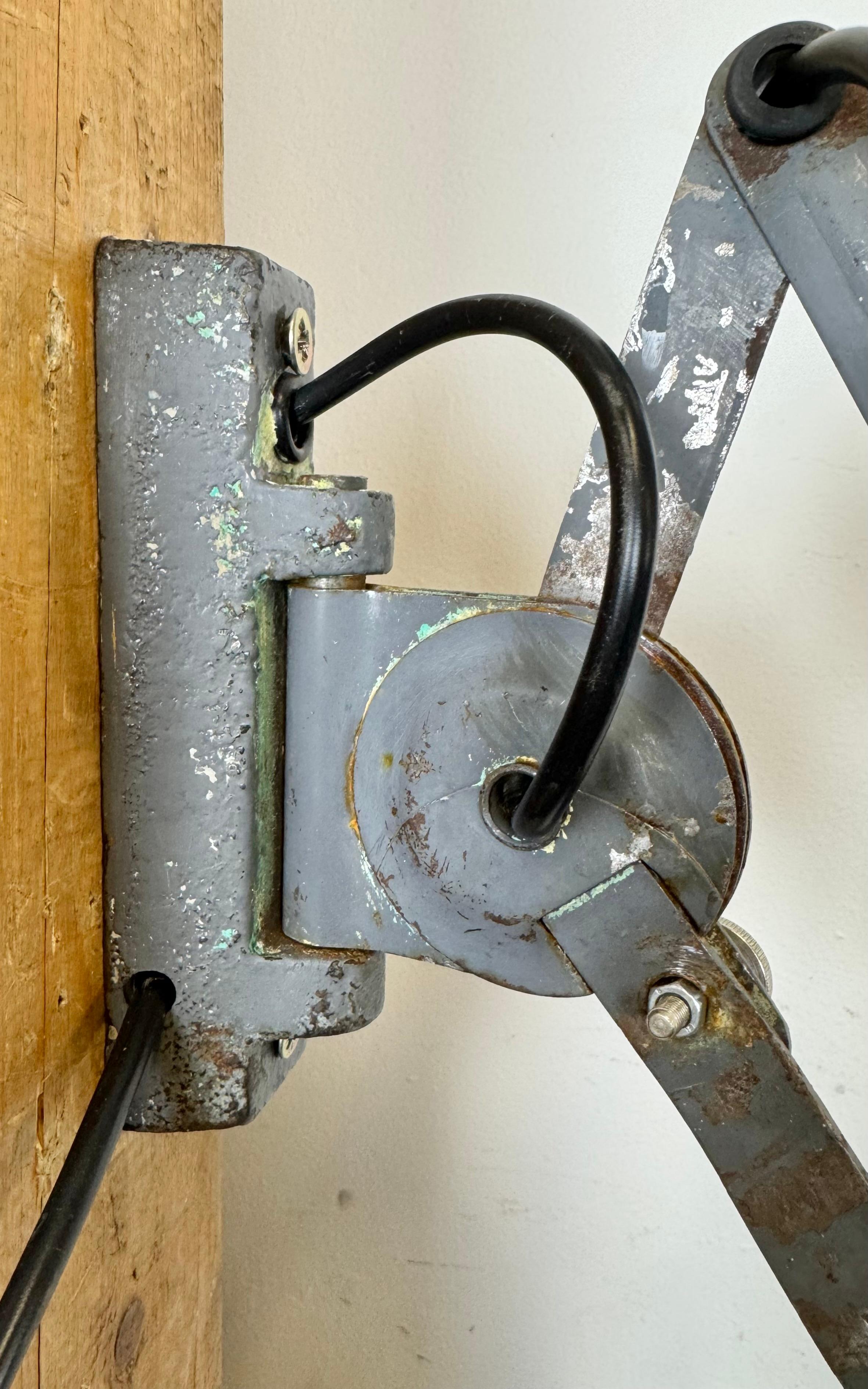 Lampe murale ciseuse industrielle grise à col de cygne de Elektroinstala, années 1960 en vente 5