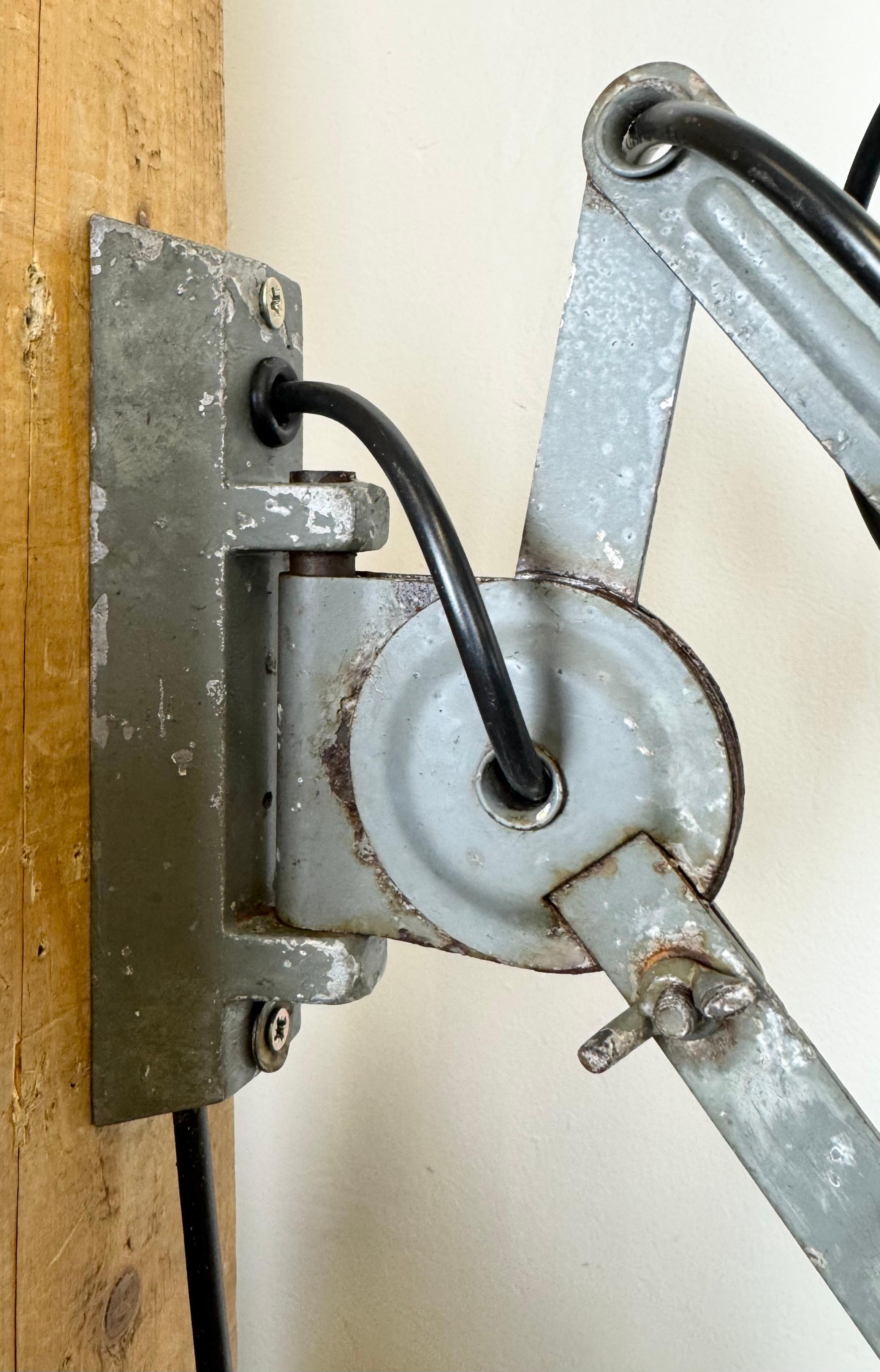 Lampe murale ciseuse industrielle grise à col de cygne de Elektroinstala, années 1960 en vente 5
