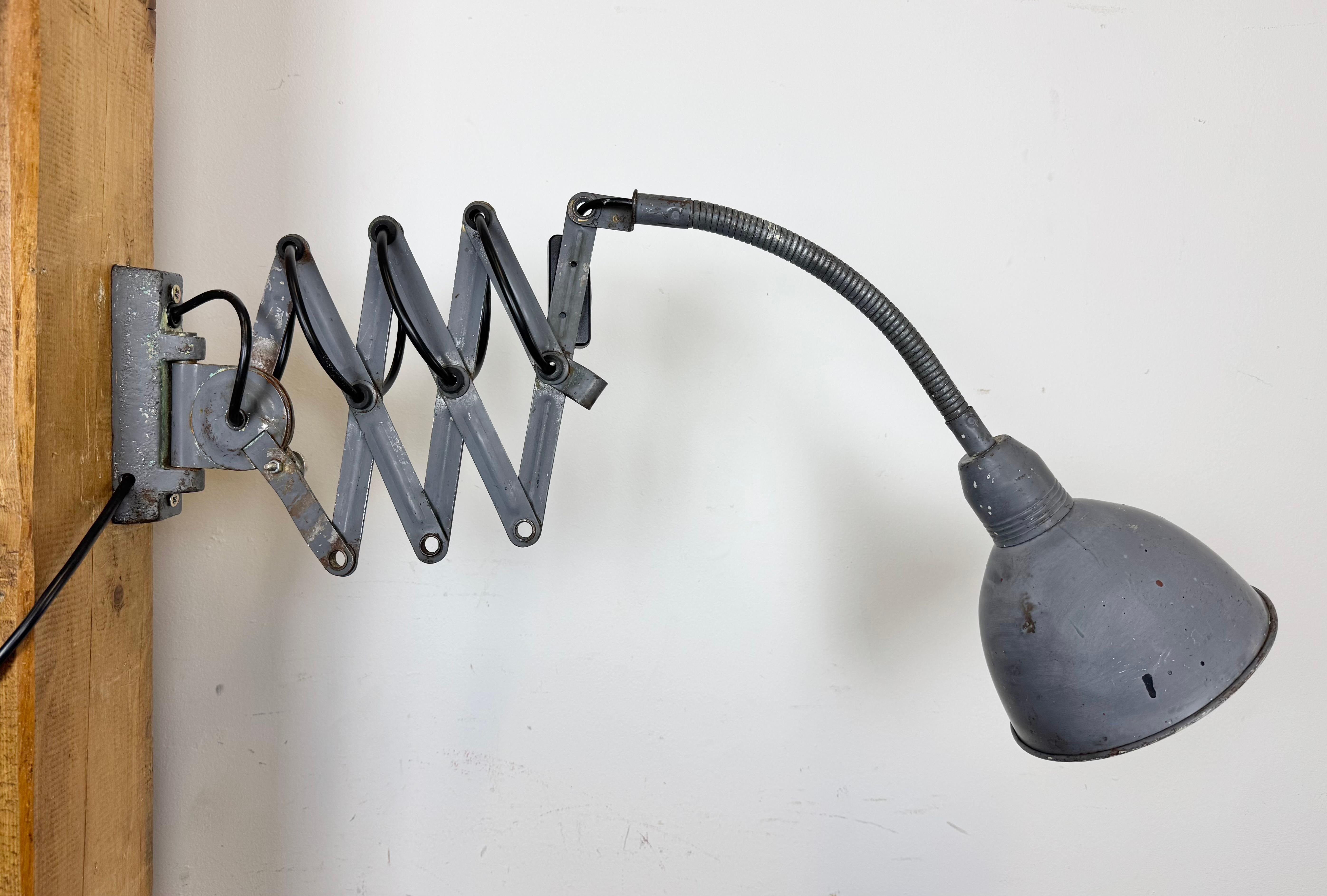 Lampe murale ciseuse industrielle grise à col de cygne de Elektroinstala, années 1960 en vente 6