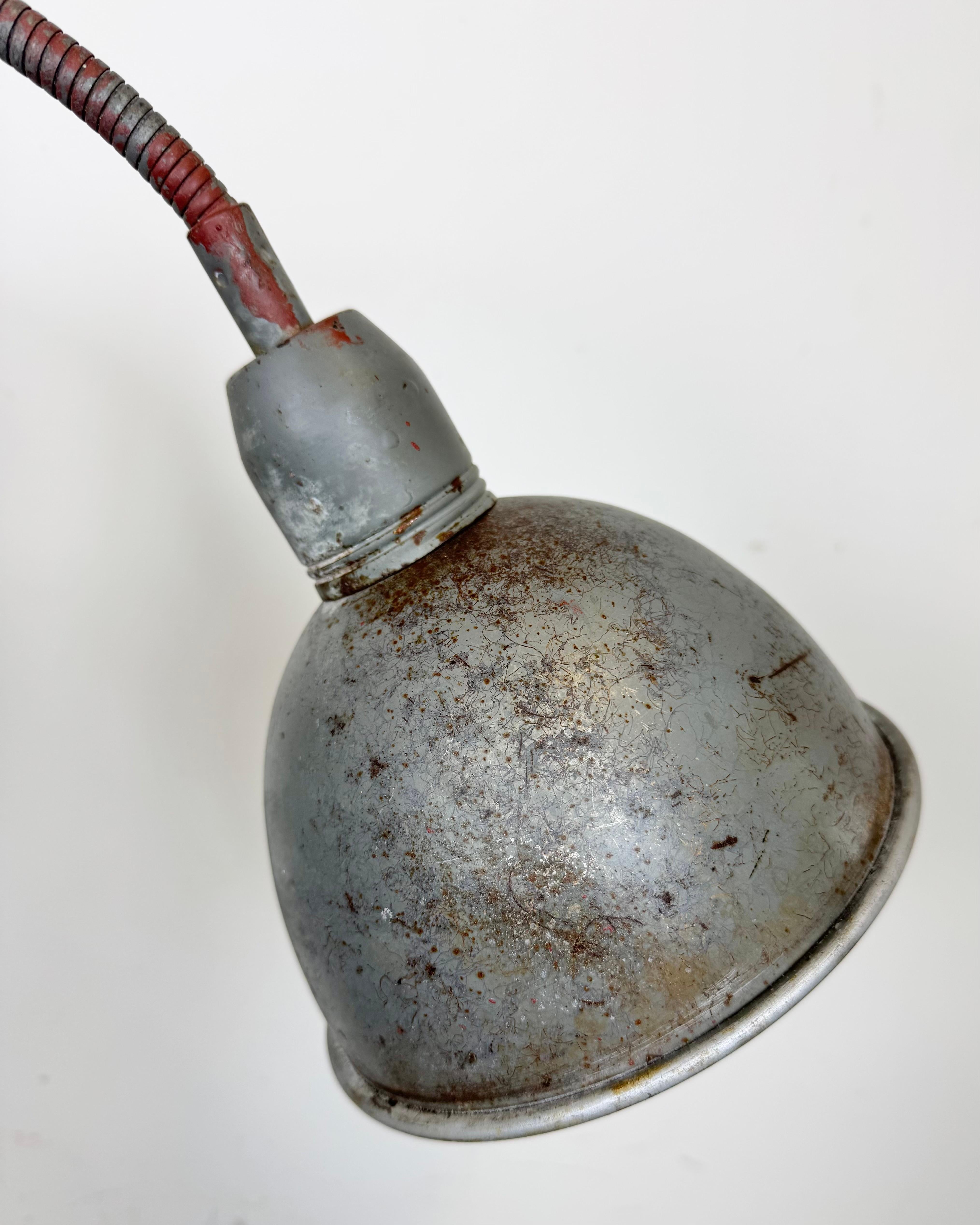 Lampe murale ciseuse industrielle grise à col de cygne de Elektroinstala, années 1960 en vente 6