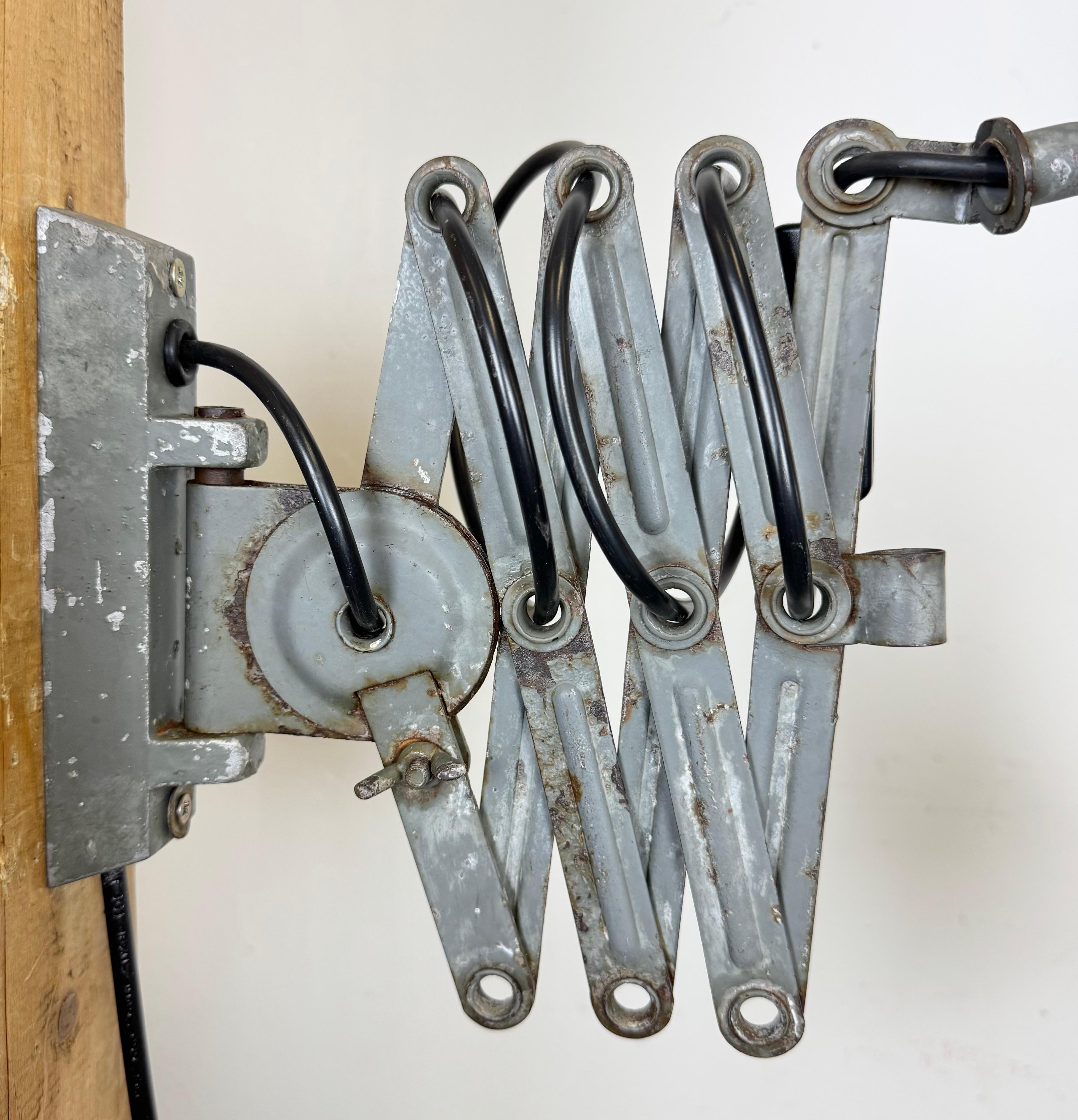 Lampe murale ciseuse industrielle grise à col de cygne de Elektroinstala, années 1960 en vente 7