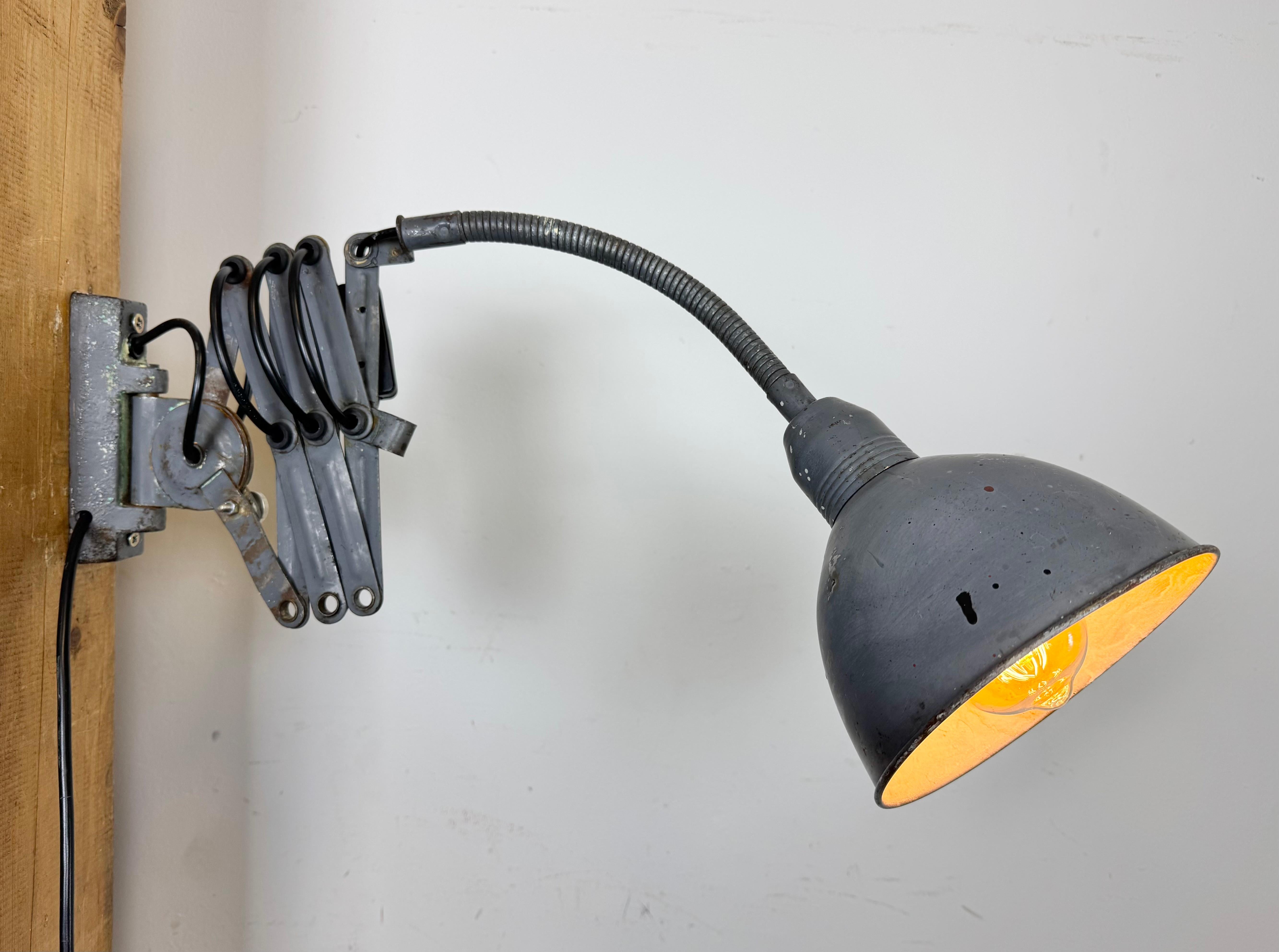 Lampe murale ciseuse industrielle grise à col de cygne de Elektroinstala, années 1960 en vente 8