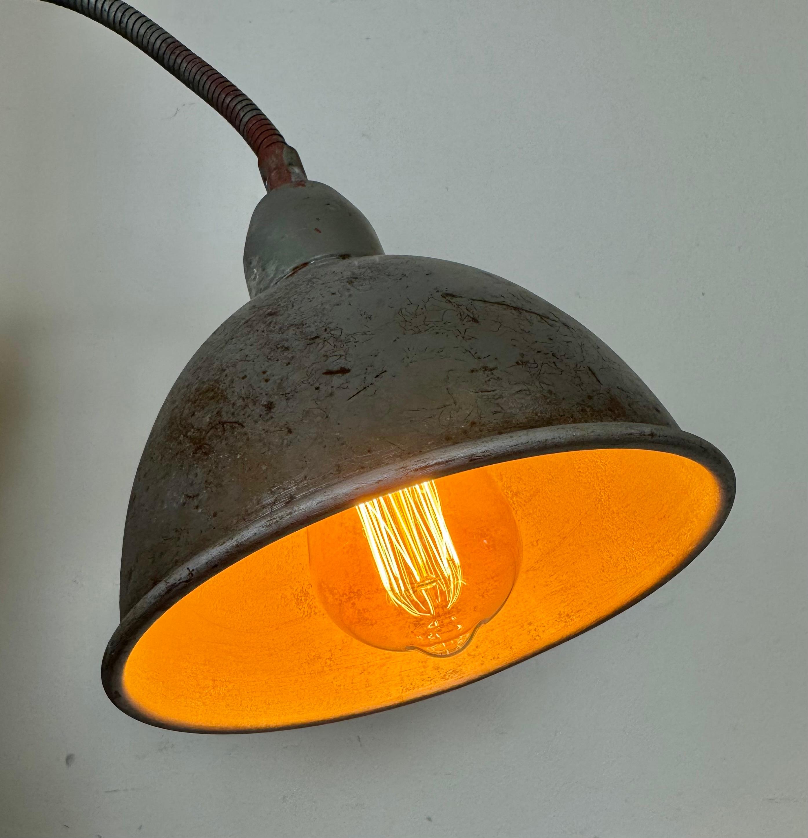 Lampe murale ciseuse industrielle grise à col de cygne de Elektroinstala, années 1960 en vente 8