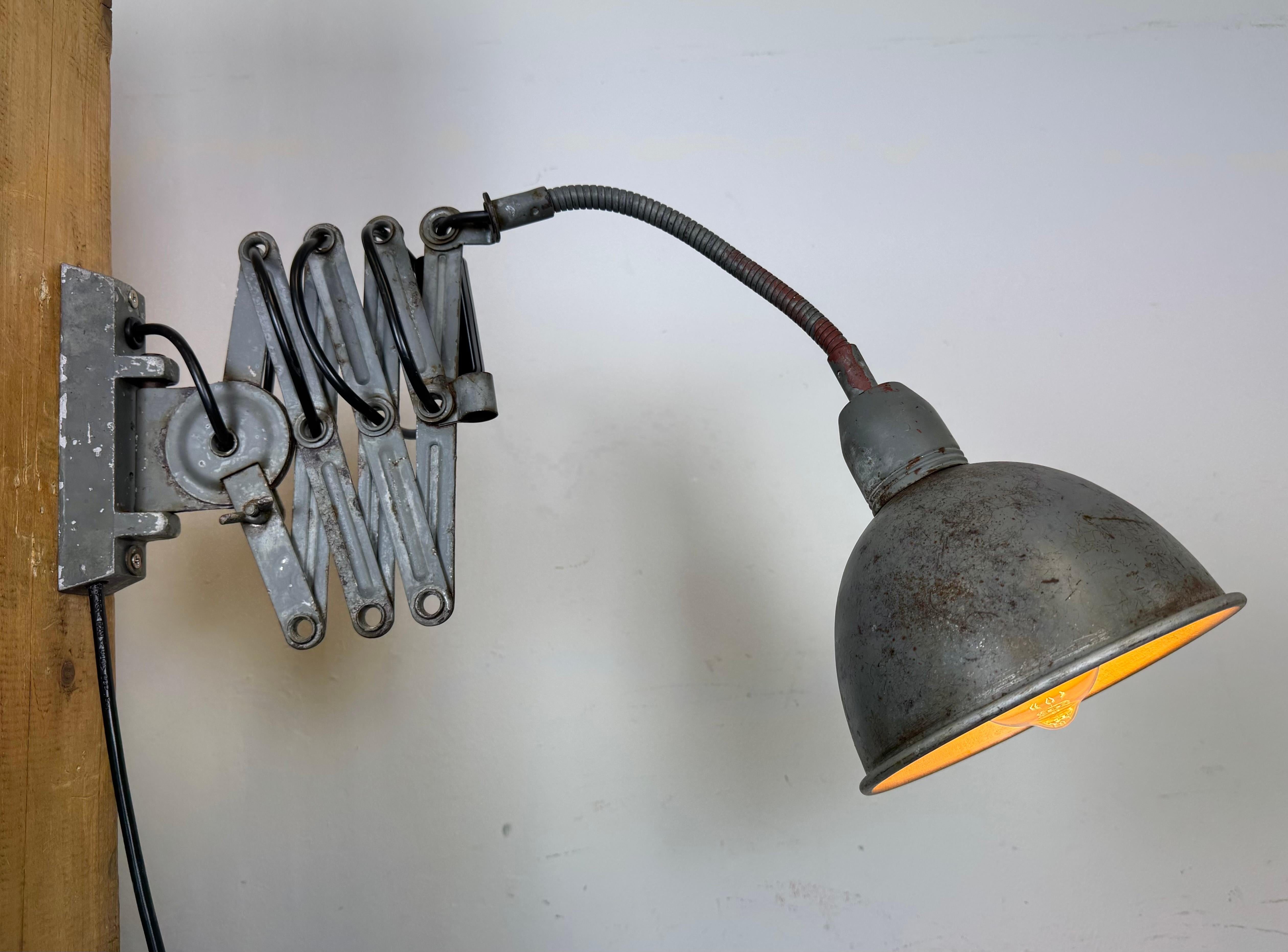 Lampe murale ciseuse industrielle grise à col de cygne de Elektroinstala, années 1960 en vente 9