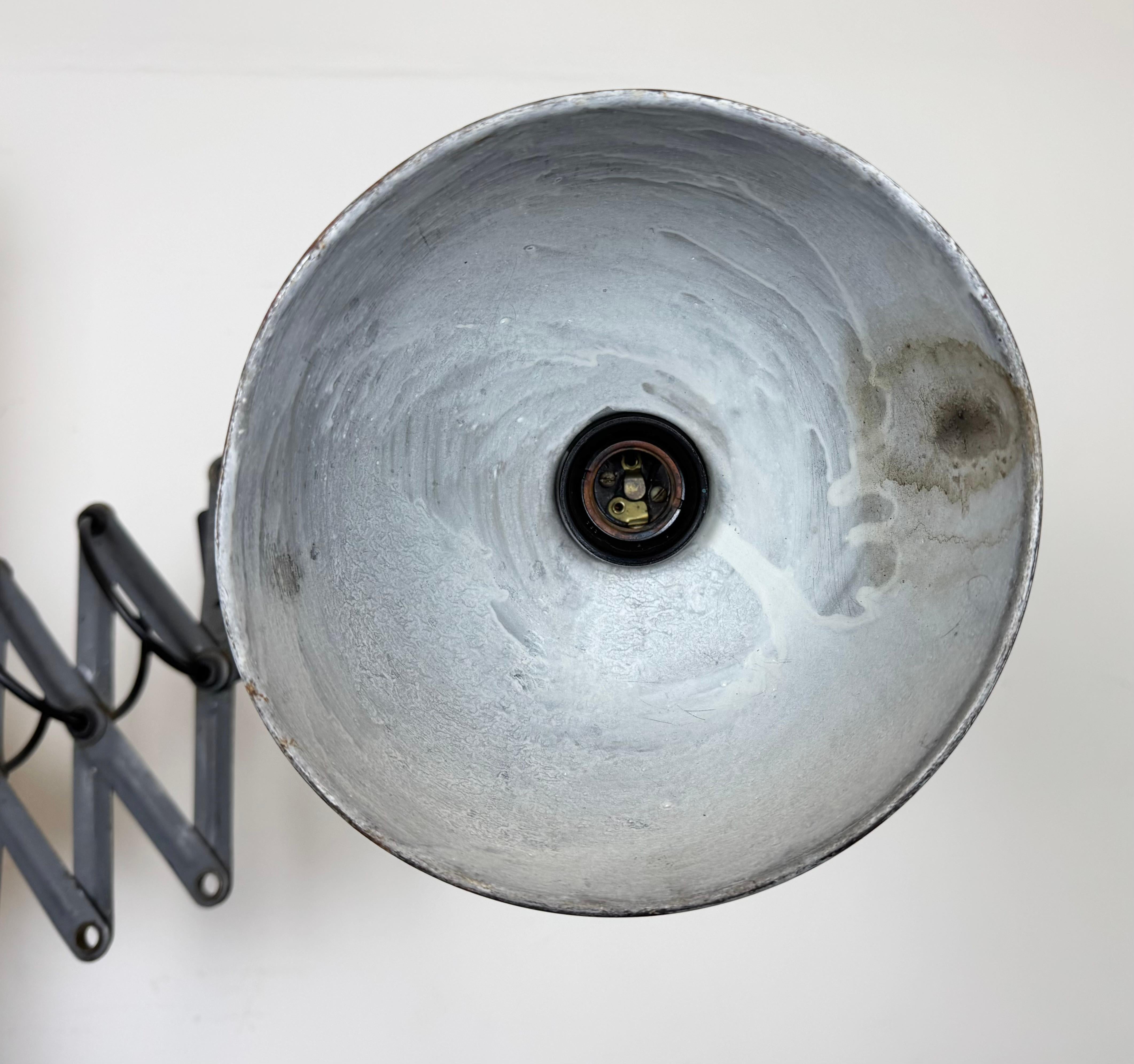 Lampe murale ciseuse industrielle grise à col de cygne de Elektroinstala, années 1960 en vente 10