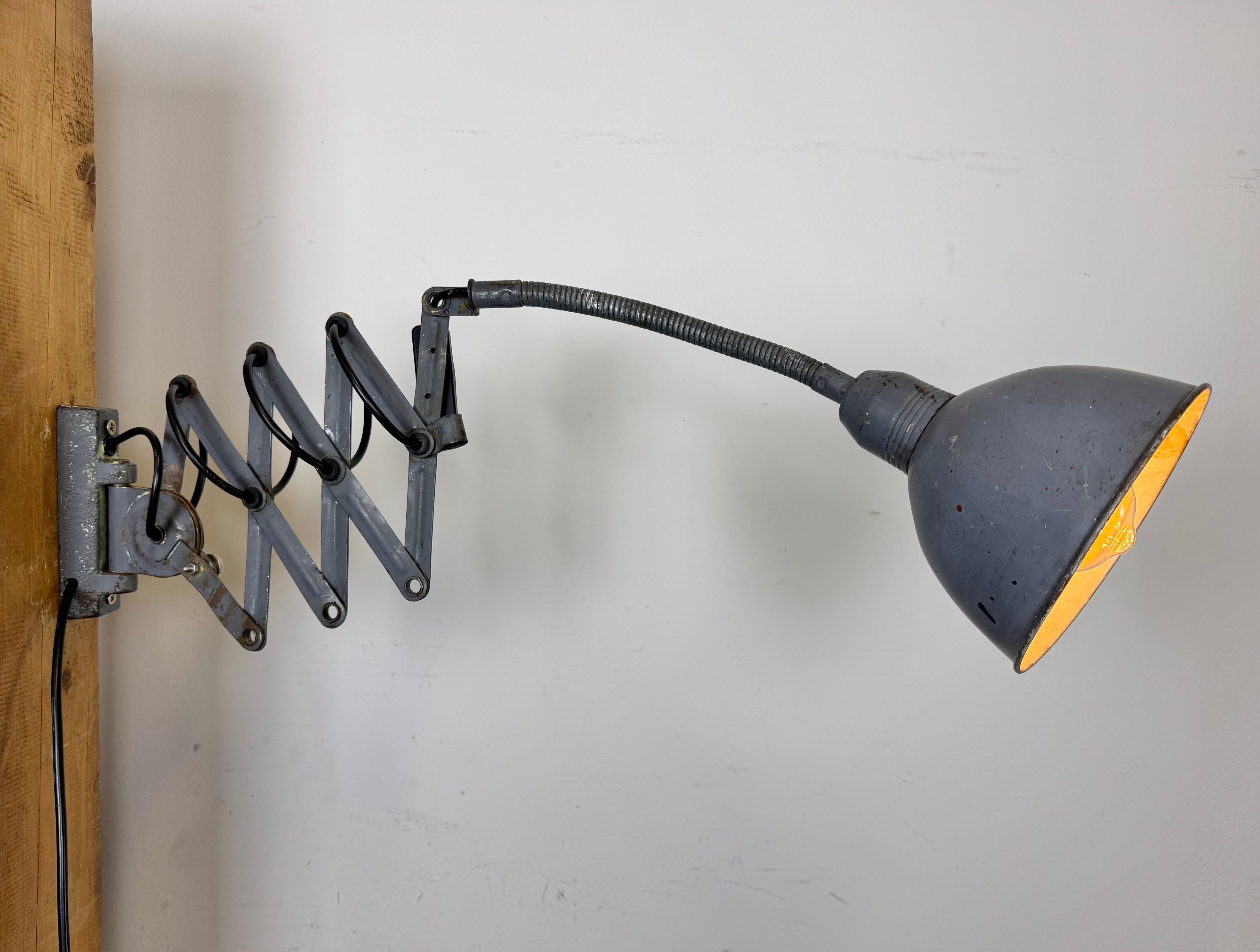 Lampe murale ciseuse industrielle grise à col de cygne de Elektroinstala, années 1960 en vente 11
