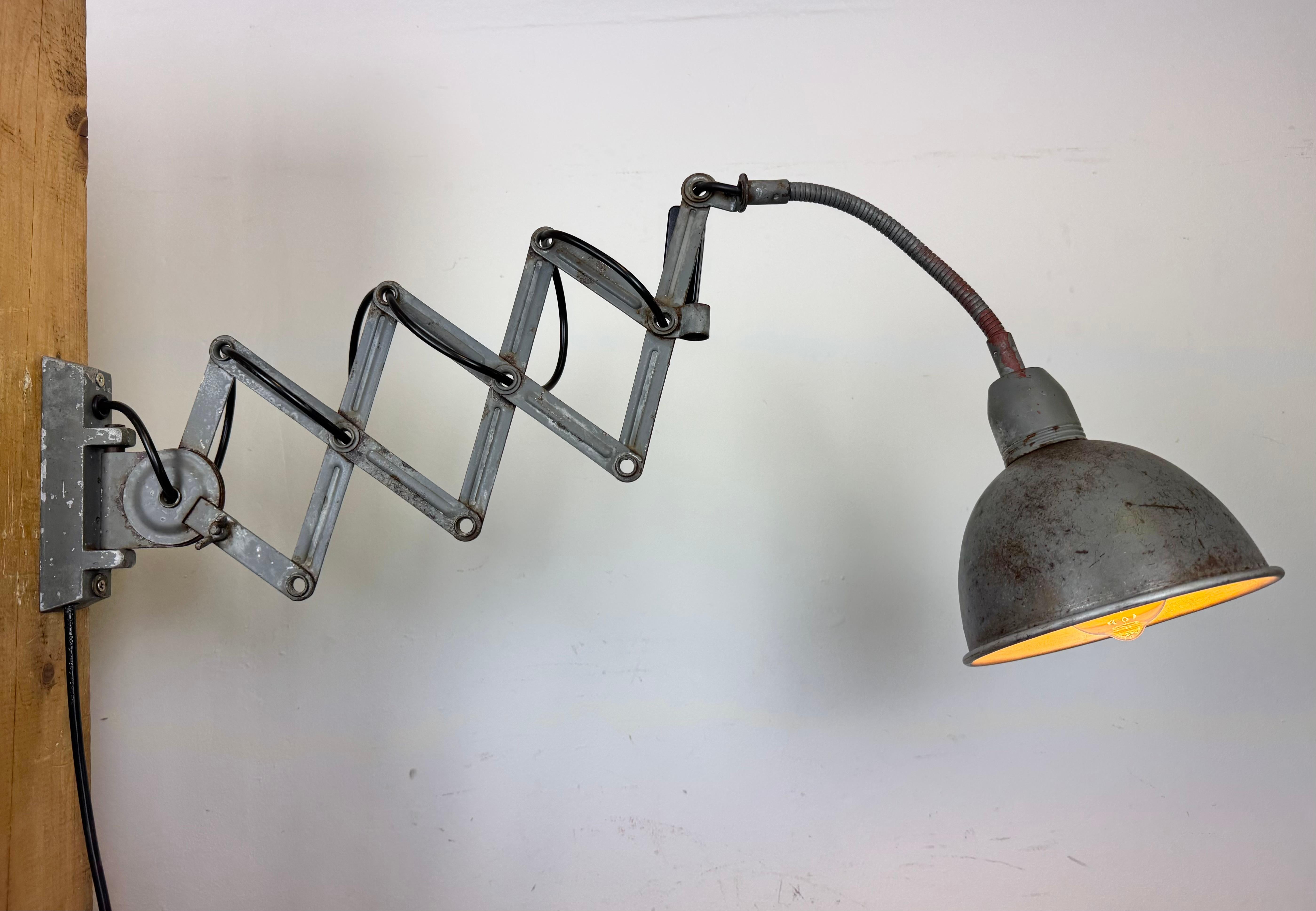 Lampe murale ciseuse industrielle grise à col de cygne de Elektroinstala, années 1960 en vente 11