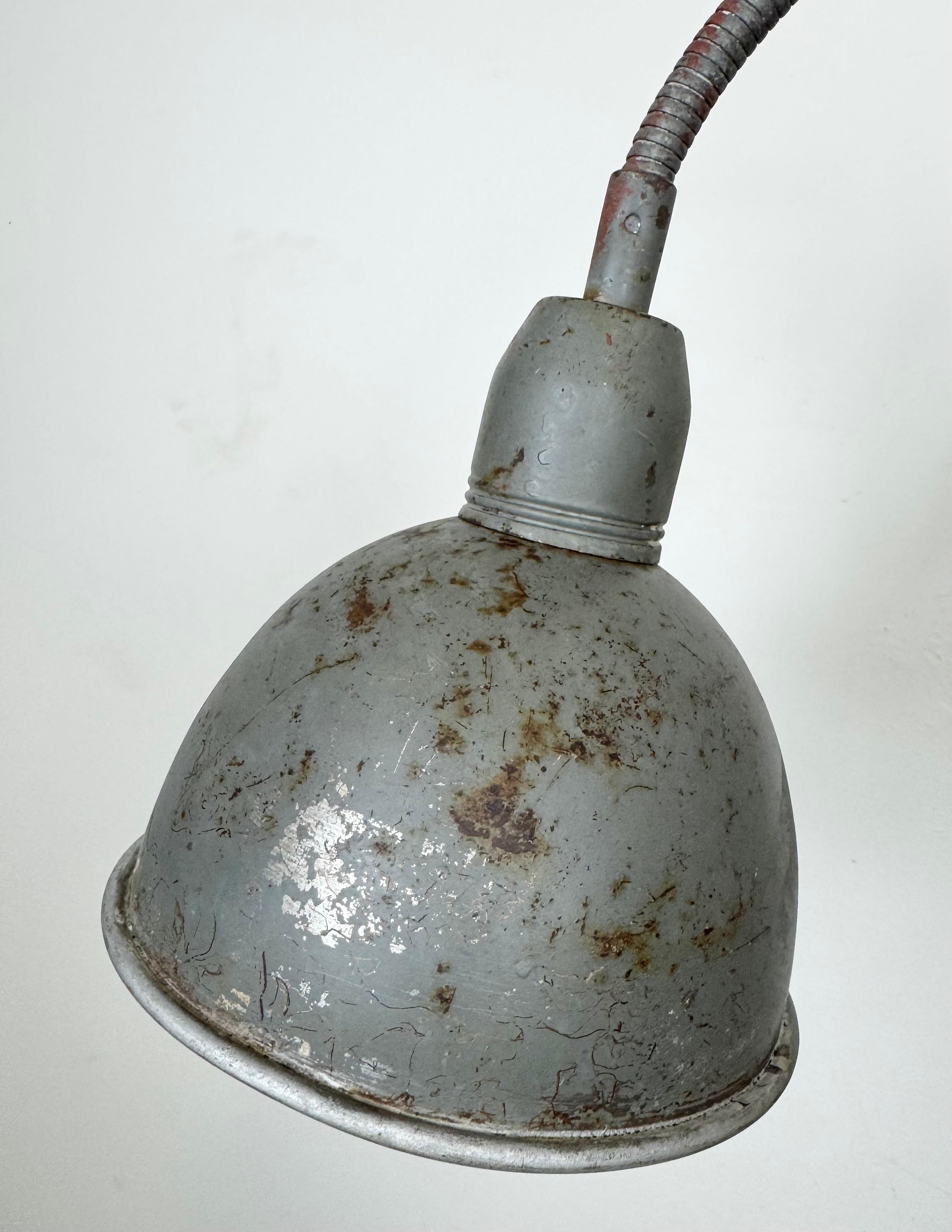 Tchèque Lampe murale ciseuse industrielle grise à col de cygne de Elektroinstala, années 1960 en vente
