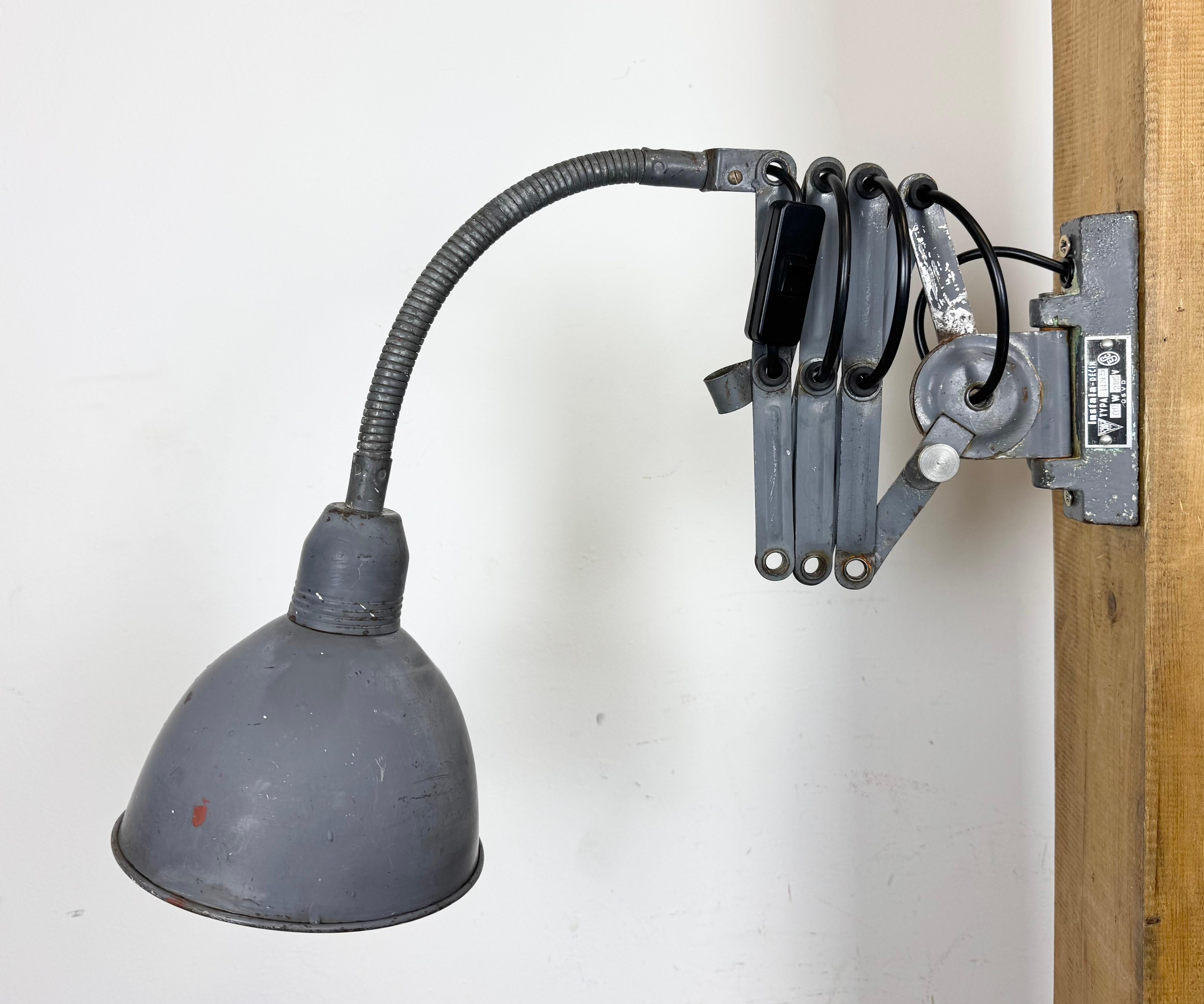 Lampe murale ciseuse industrielle grise à col de cygne de Elektroinstala, années 1960 Bon état - En vente à Kojetice, CZ
