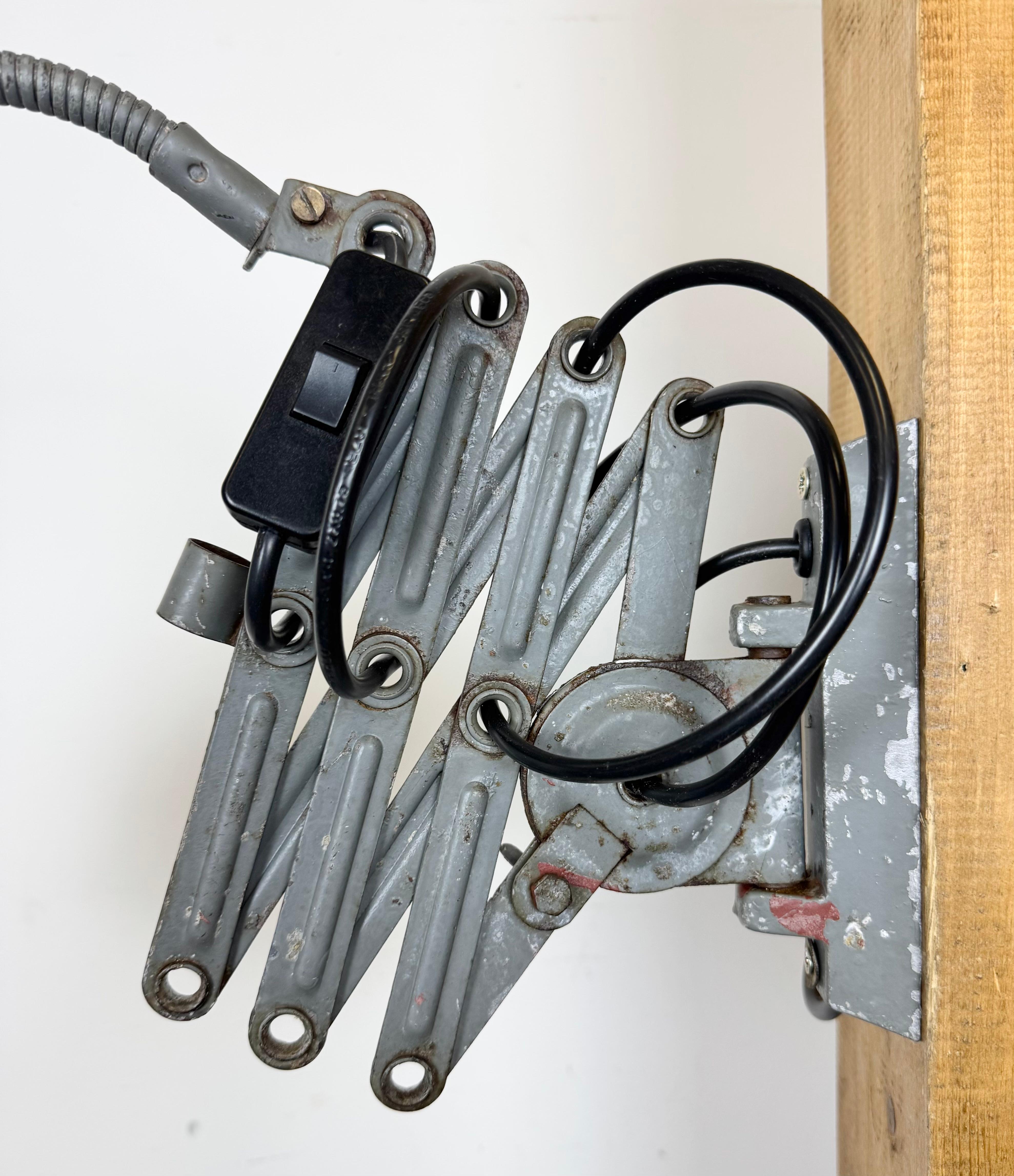 Lampe murale ciseuse industrielle grise à col de cygne de Elektroinstala, années 1960 Bon état - En vente à Kojetice, CZ