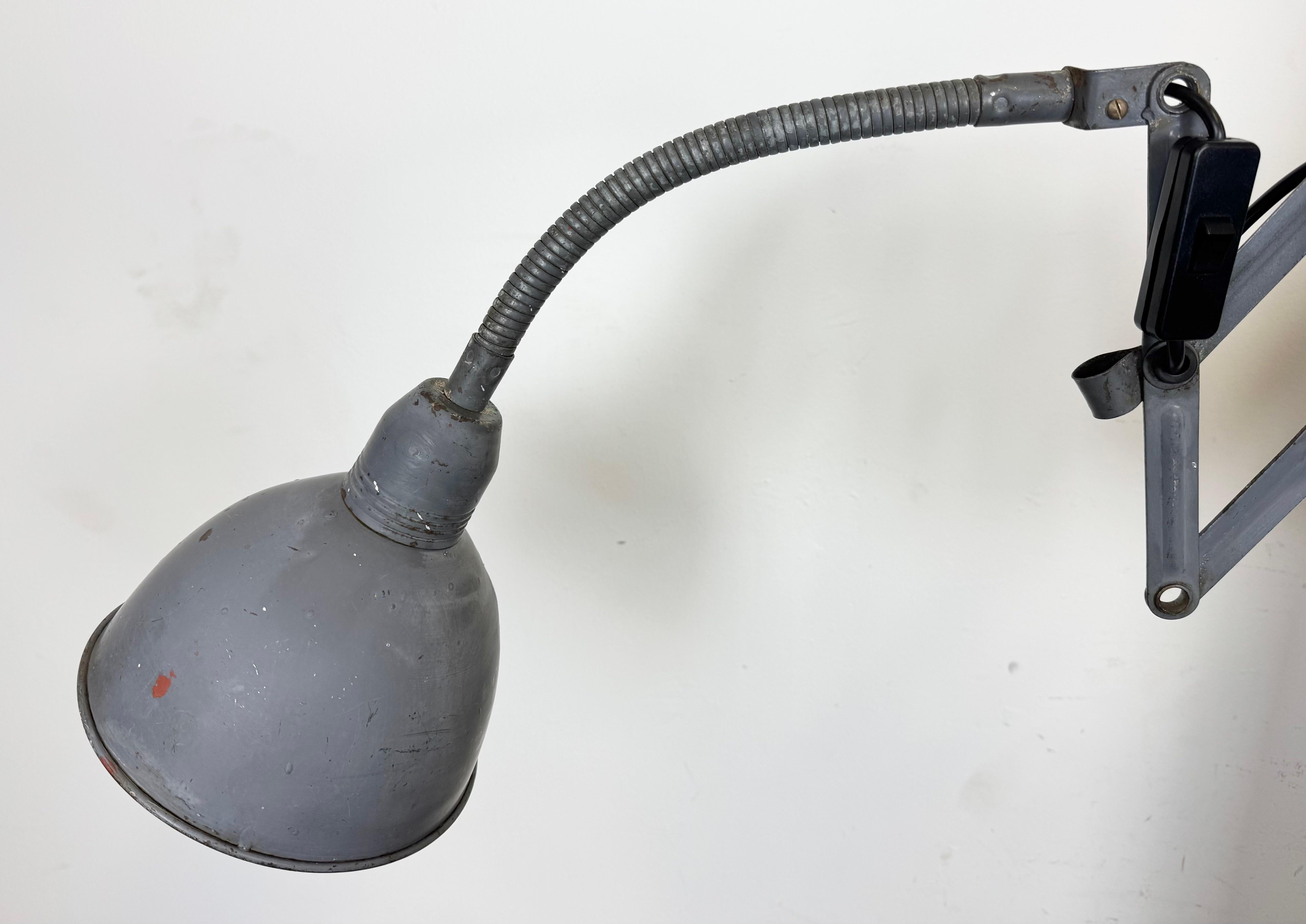 20ième siècle Lampe murale ciseuse industrielle grise à col de cygne de Elektroinstala, années 1960 en vente