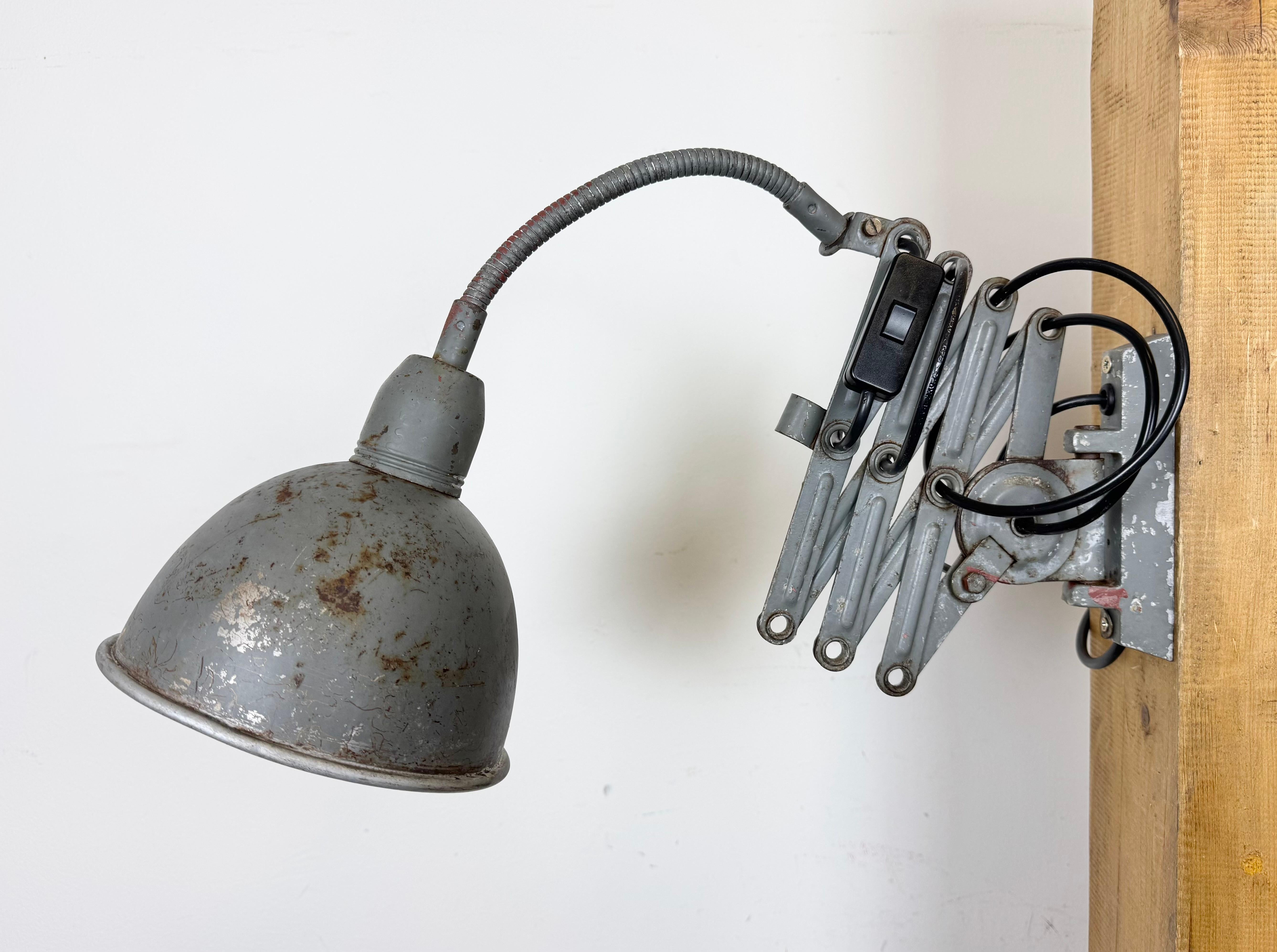 20ième siècle Lampe murale ciseuse industrielle grise à col de cygne de Elektroinstala, années 1960 en vente