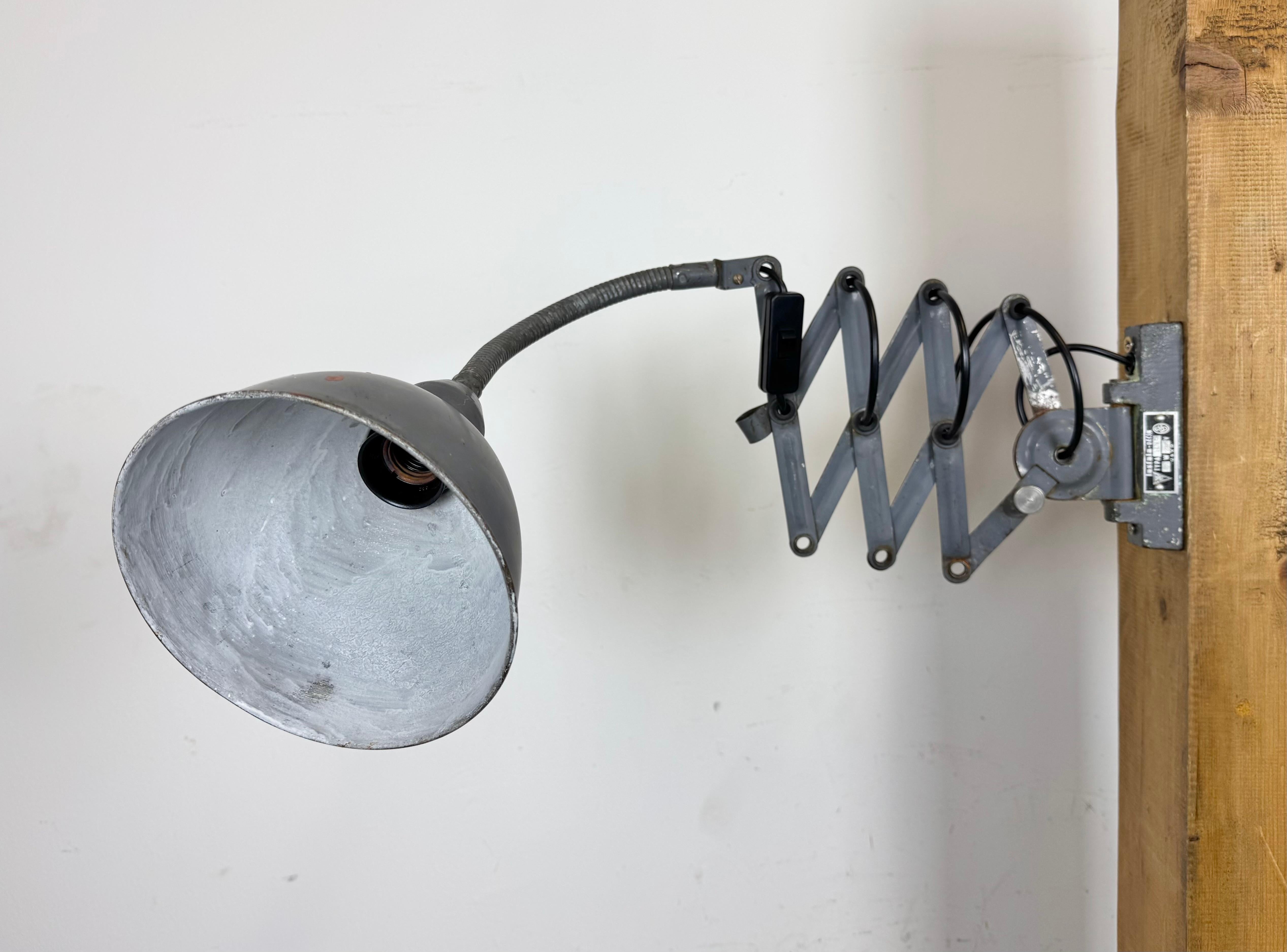 Lámpara de pared de tijera industrial gris de Elektroinstala, años 60 en venta 1