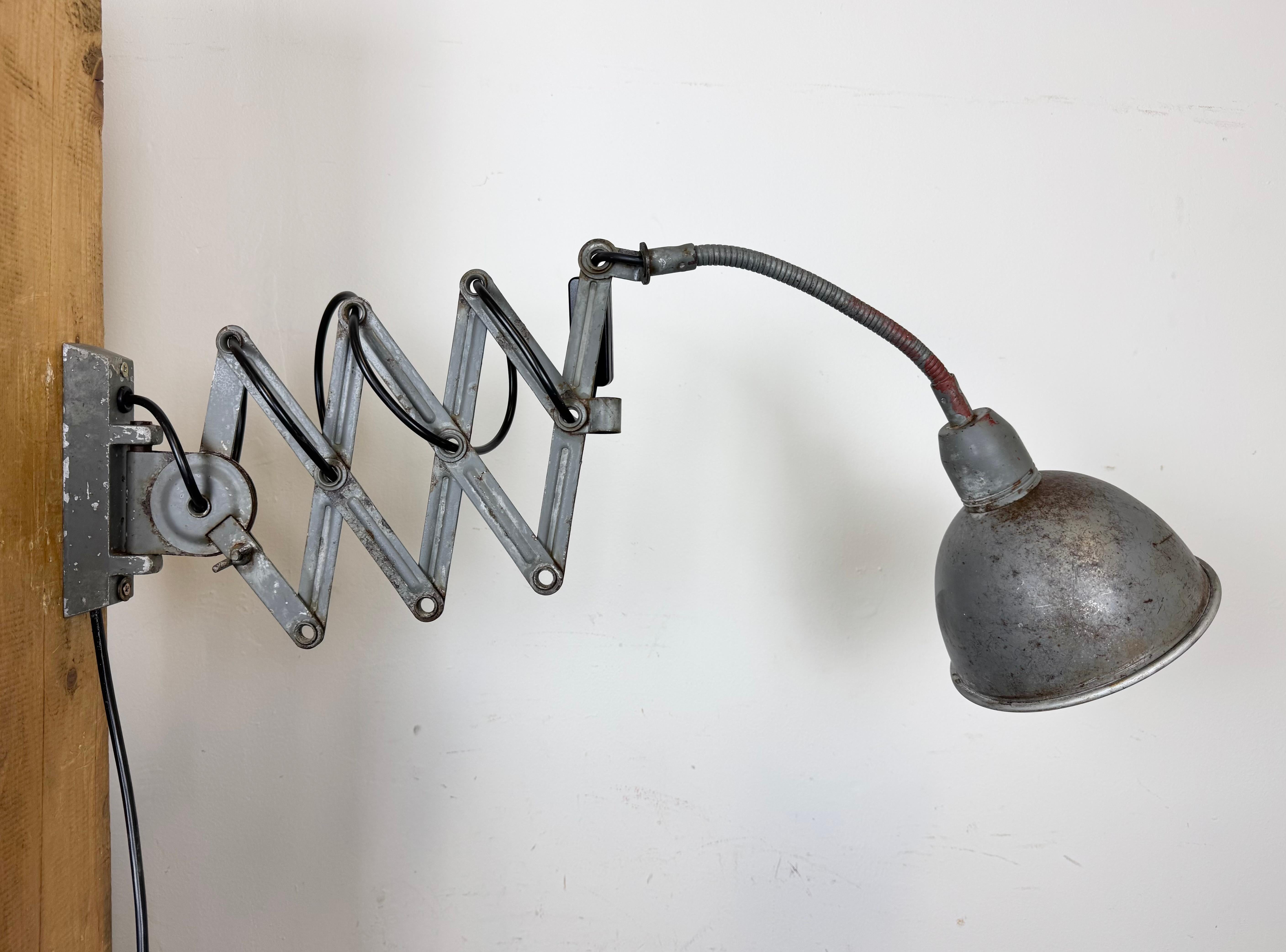 Lampe murale ciseuse industrielle grise à col de cygne de Elektroinstala, années 1960 en vente 1