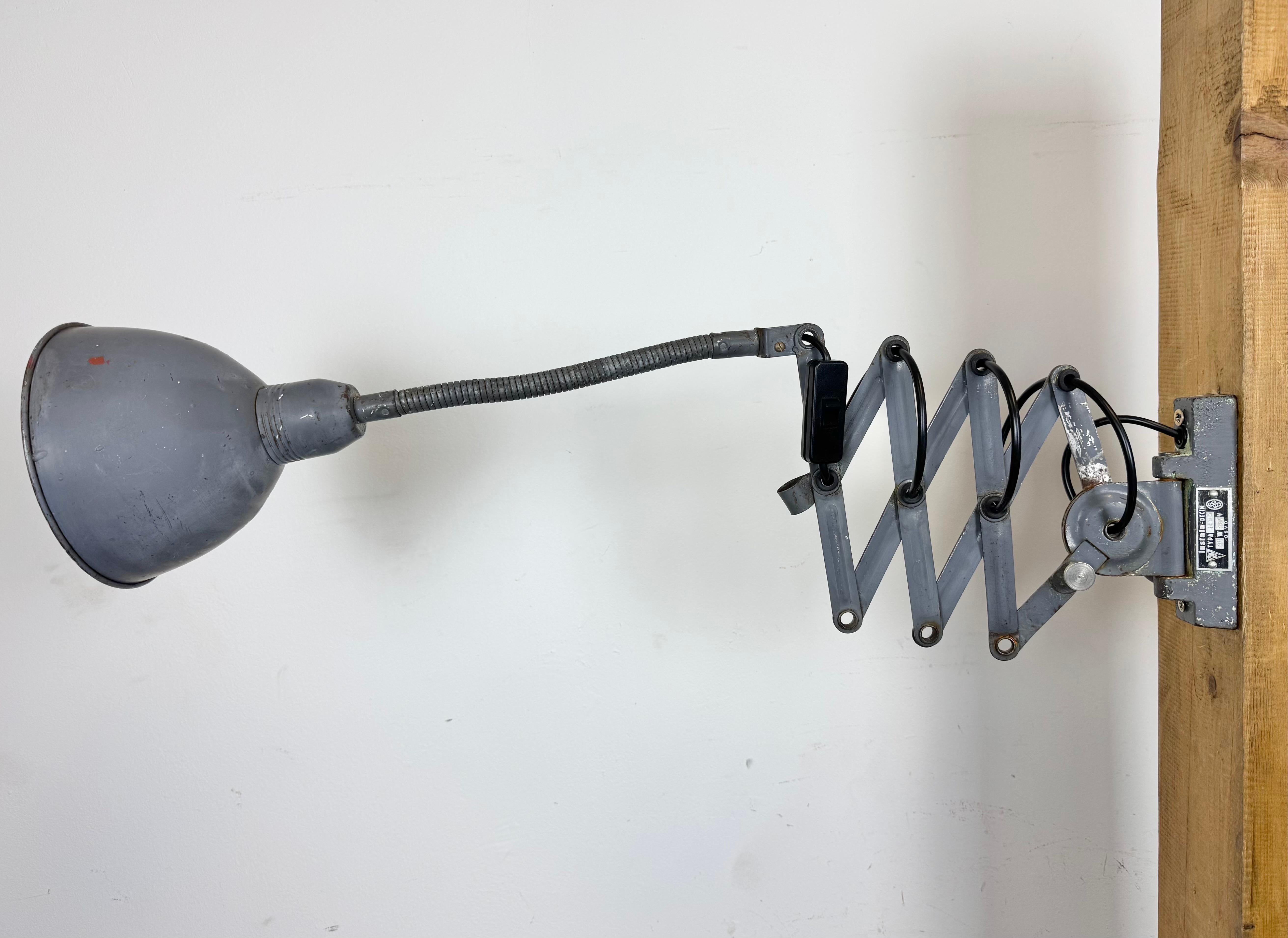 Lampe murale ciseuse industrielle grise à col de cygne de Elektroinstala, années 1960 en vente 2