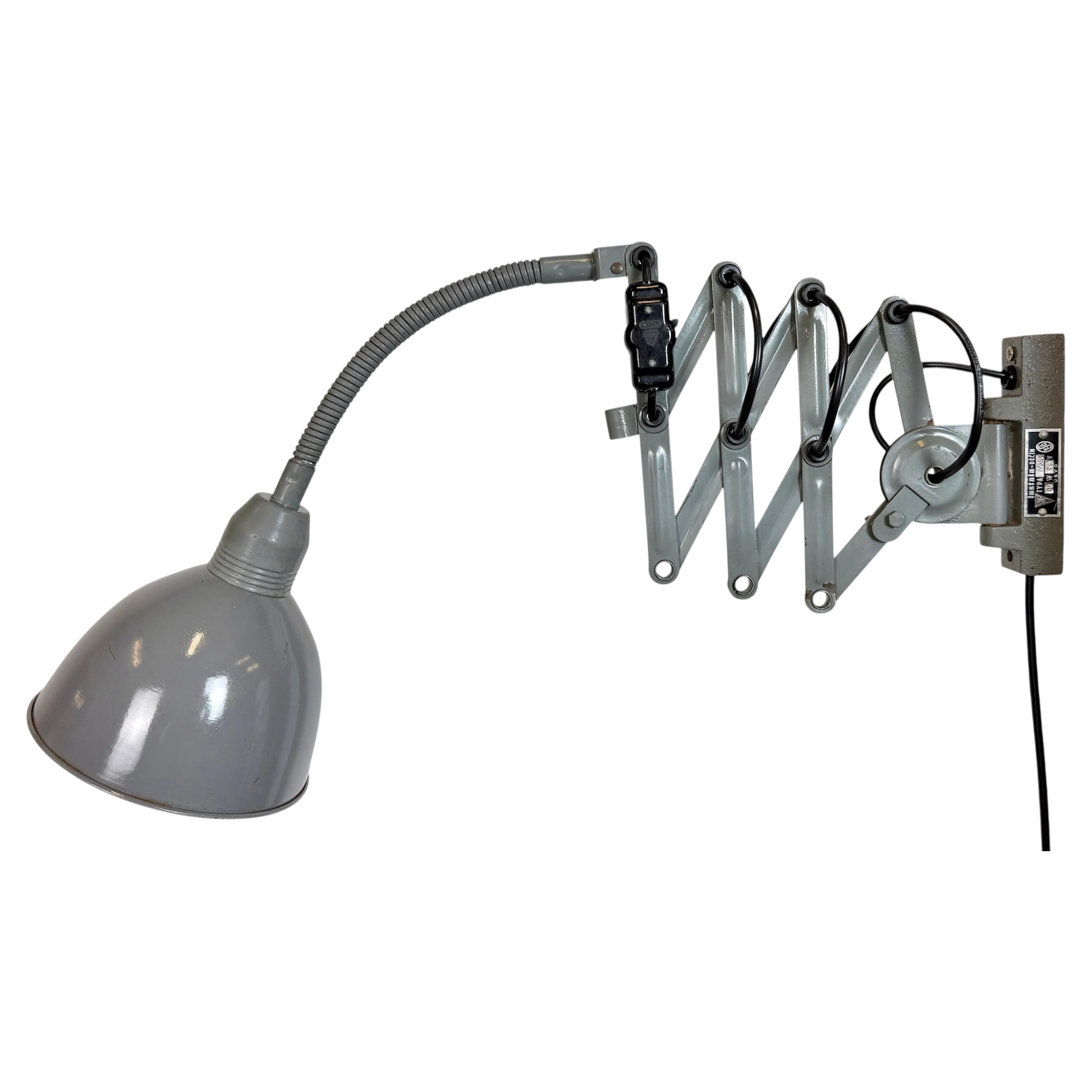 Lampe murale ciseuse industrielle grise à col de cygne de Elektroinstala, années 1960 en vente