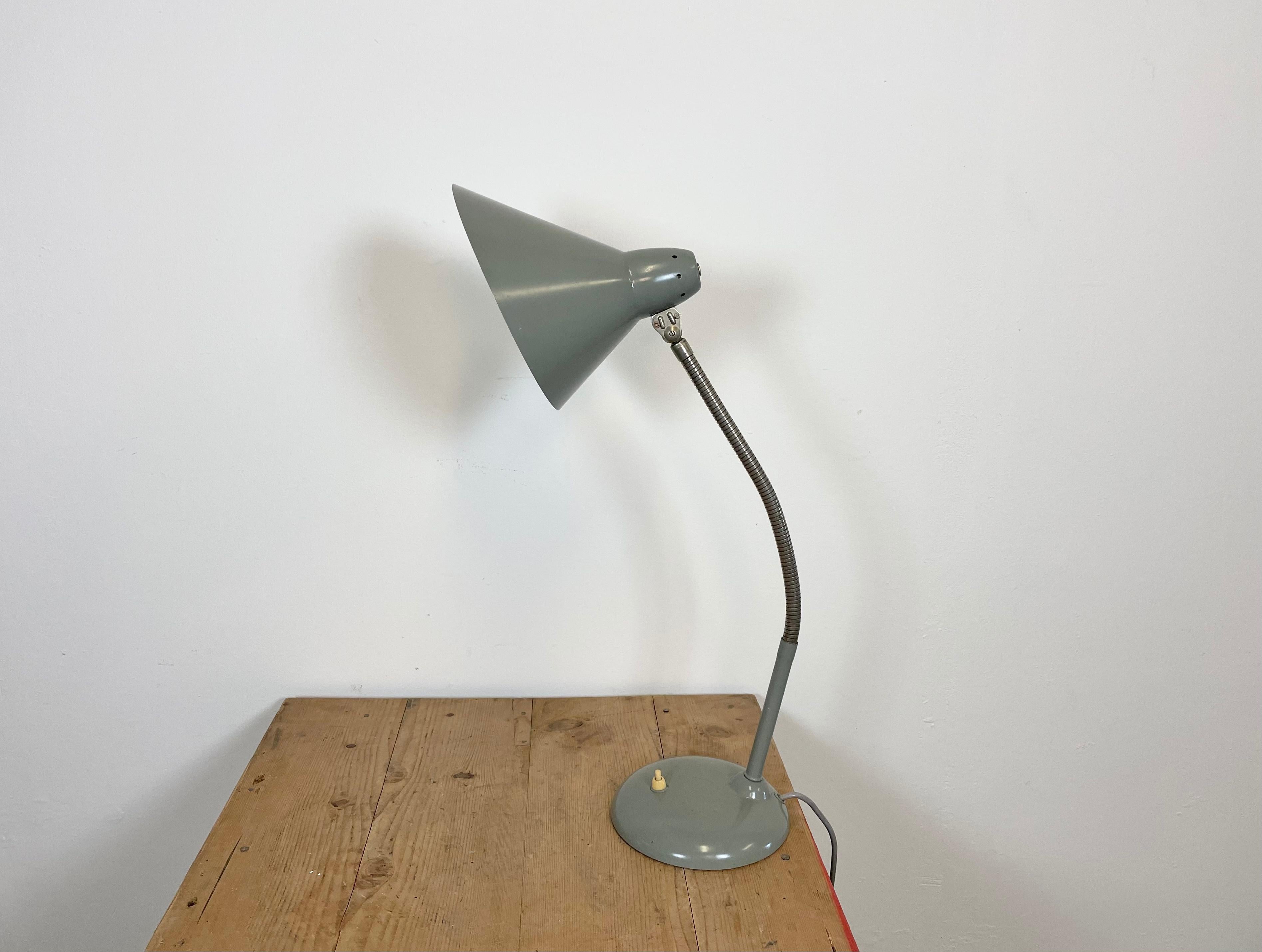 Graue industrielle Schwalbenhals-Tischlampe von Hala, 1960er Jahre im Angebot 3