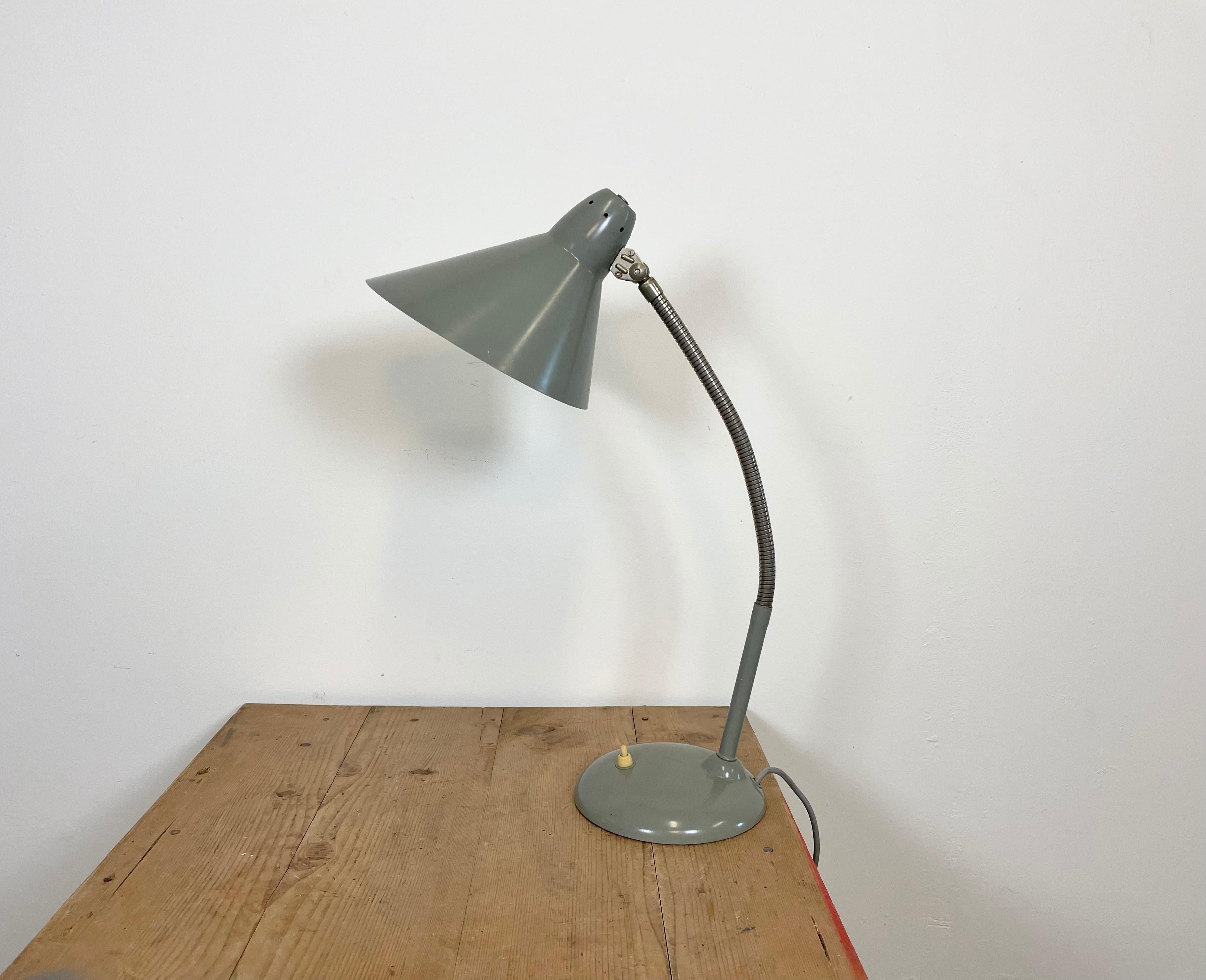Diese Schreibtischlampe aus den 1960er Jahren wurde von Hala Zeist in den Niederlanden entworfen und hergestellt. Sie hat einen verchromten, flexiblen Arm, einen grauen Metallsockel und einen Schirm.
Die Fassung erfordert E 27-Glühbirnen. Der
