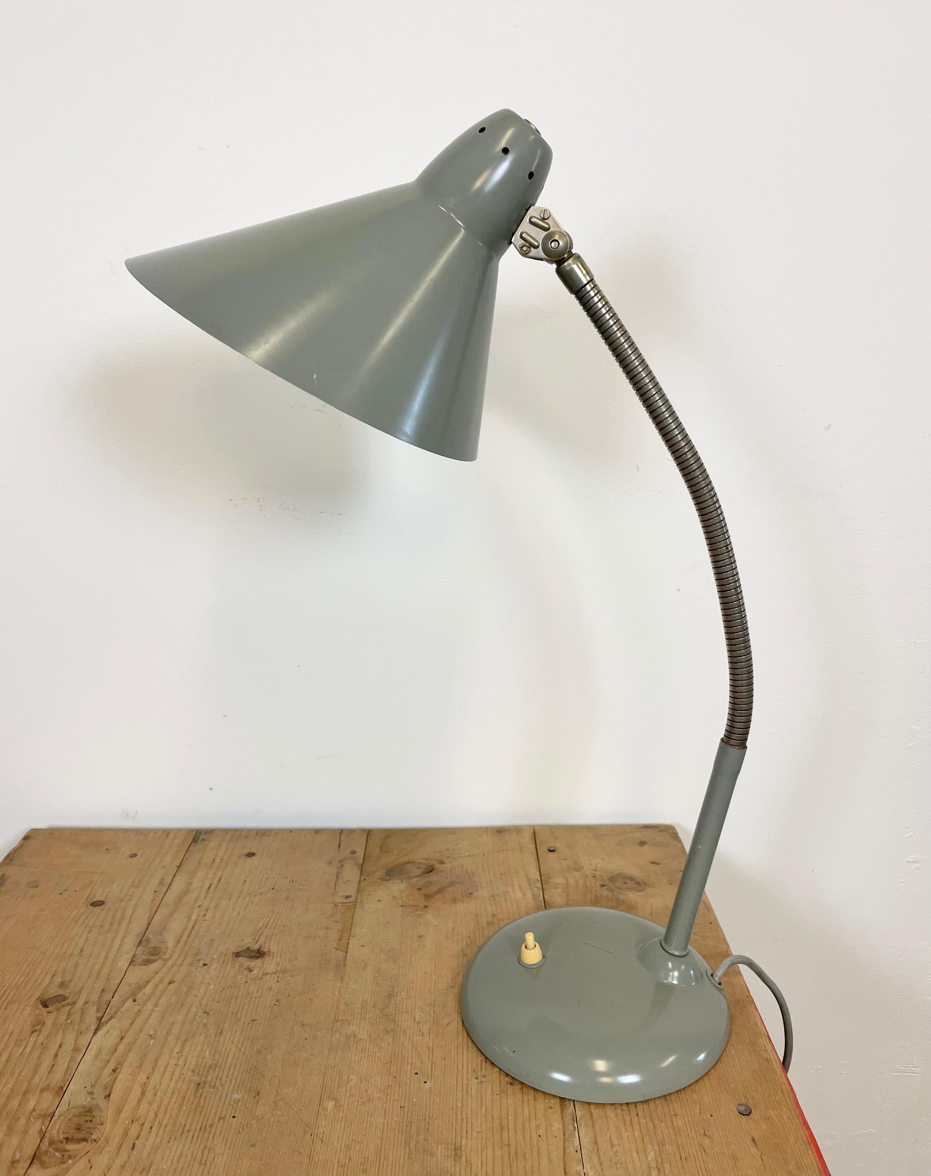 Graue industrielle Schwalbenhals-Tischlampe von Hala, 1960er Jahre (Industriell) im Angebot