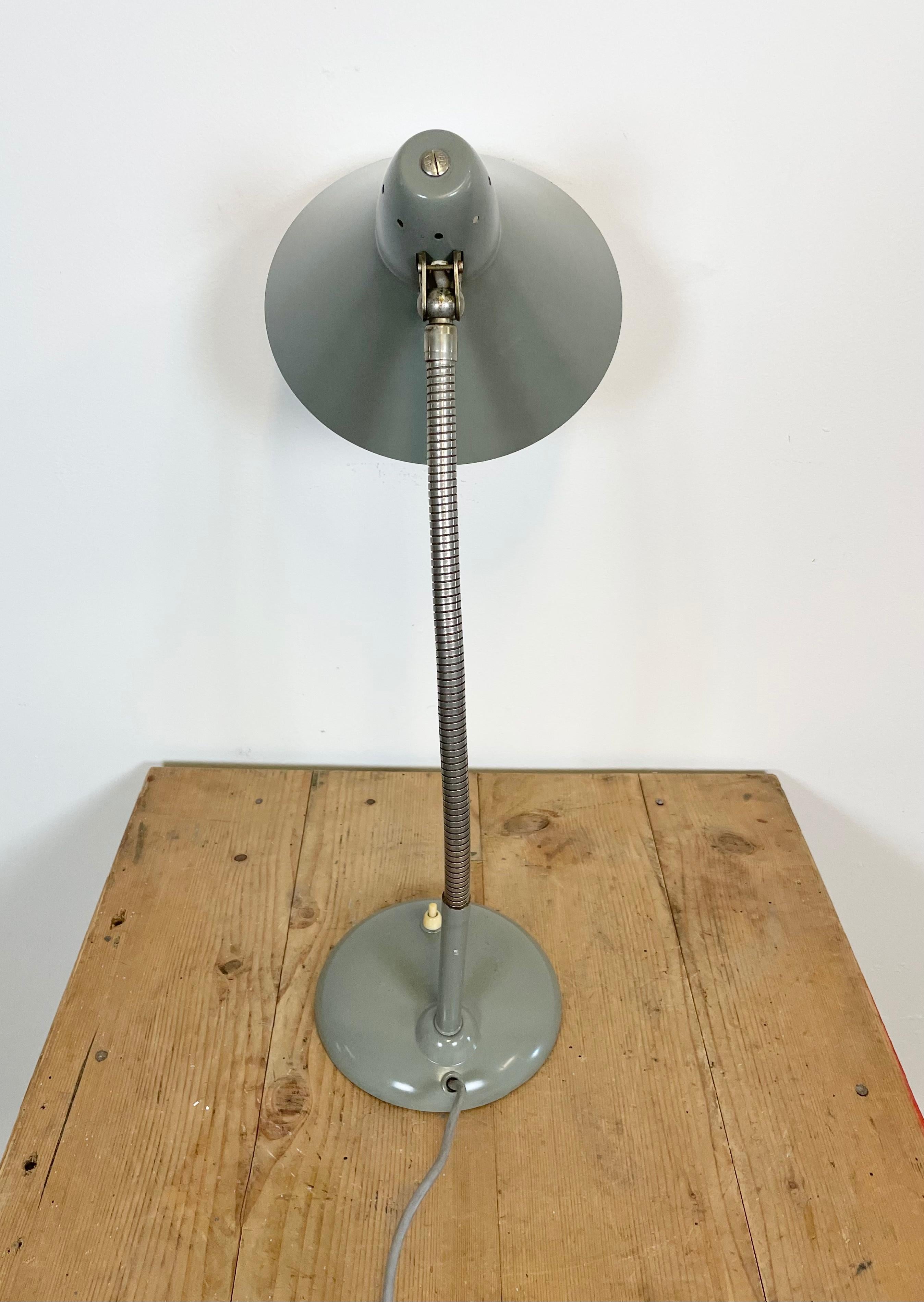 Graue industrielle Schwalbenhals-Tischlampe von Hala, 1960er Jahre (20. Jahrhundert) im Angebot