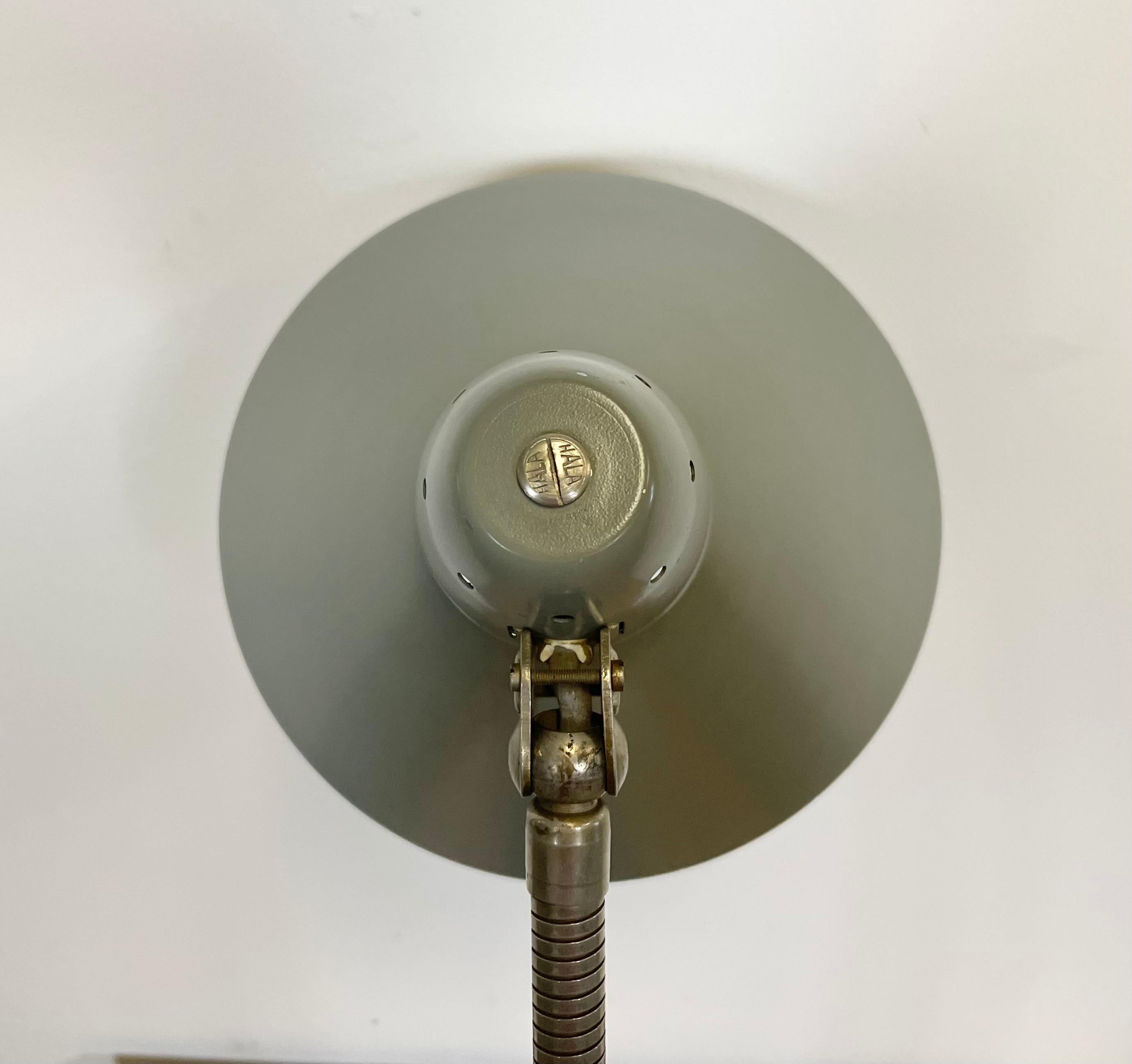 Graue industrielle Schwalbenhals-Tischlampe von Hala, 1960er Jahre (Chrom) im Angebot