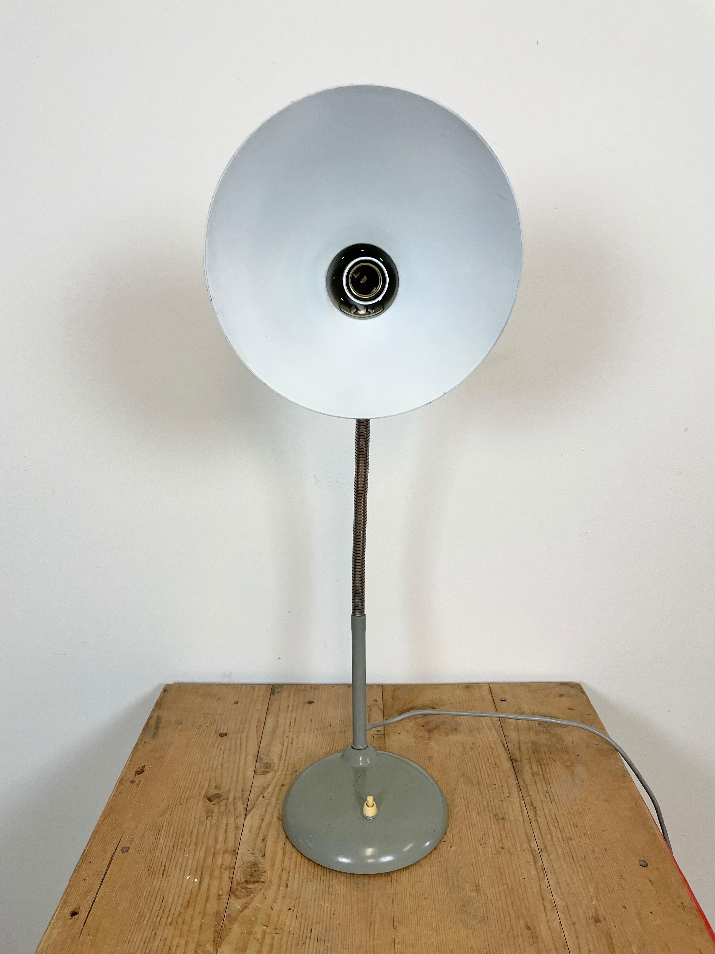 Graue industrielle Schwalbenhals-Tischlampe von Hala, 1960er Jahre im Angebot 1
