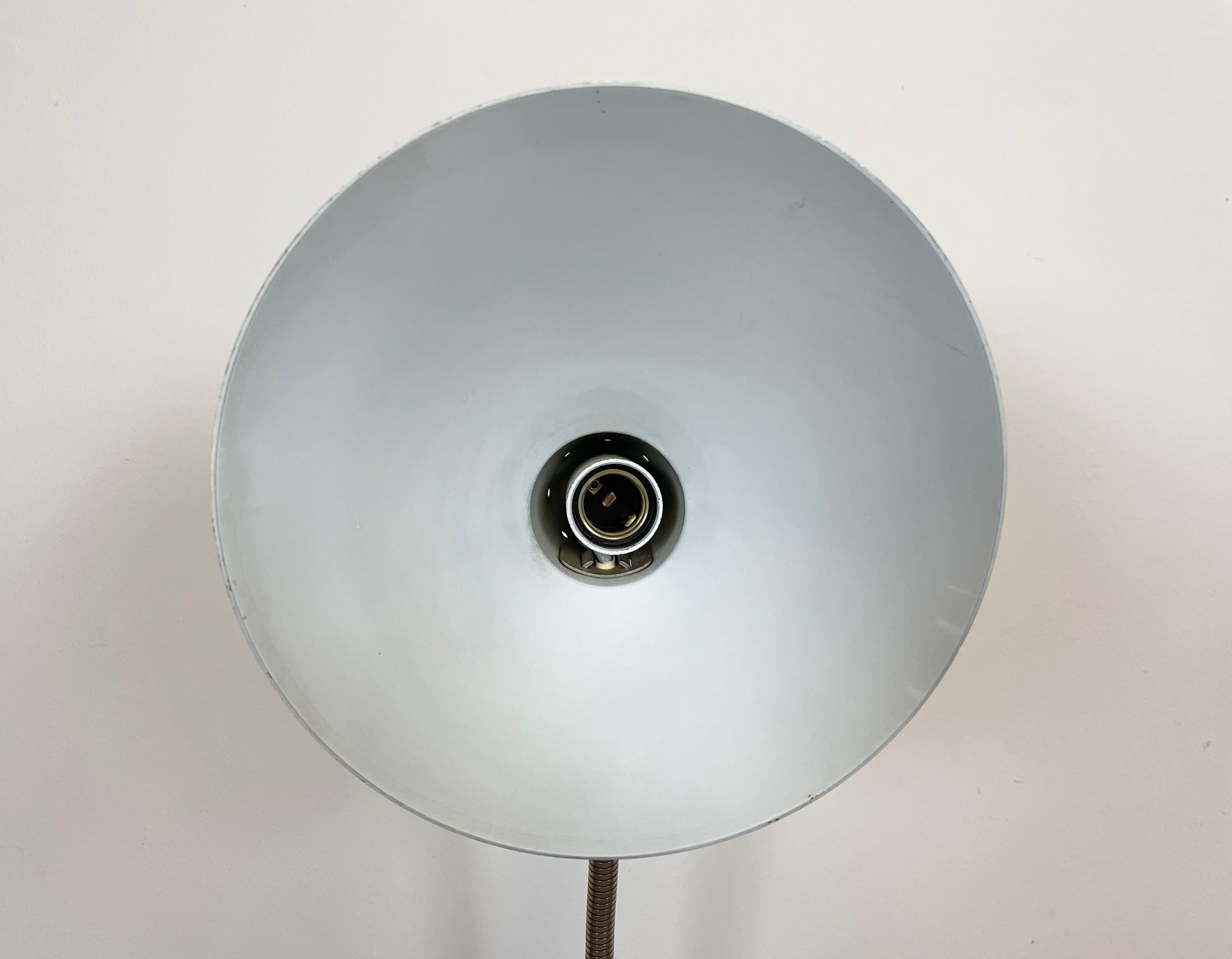 Graue industrielle Schwalbenhals-Tischlampe von Hala, 1960er Jahre im Angebot 2