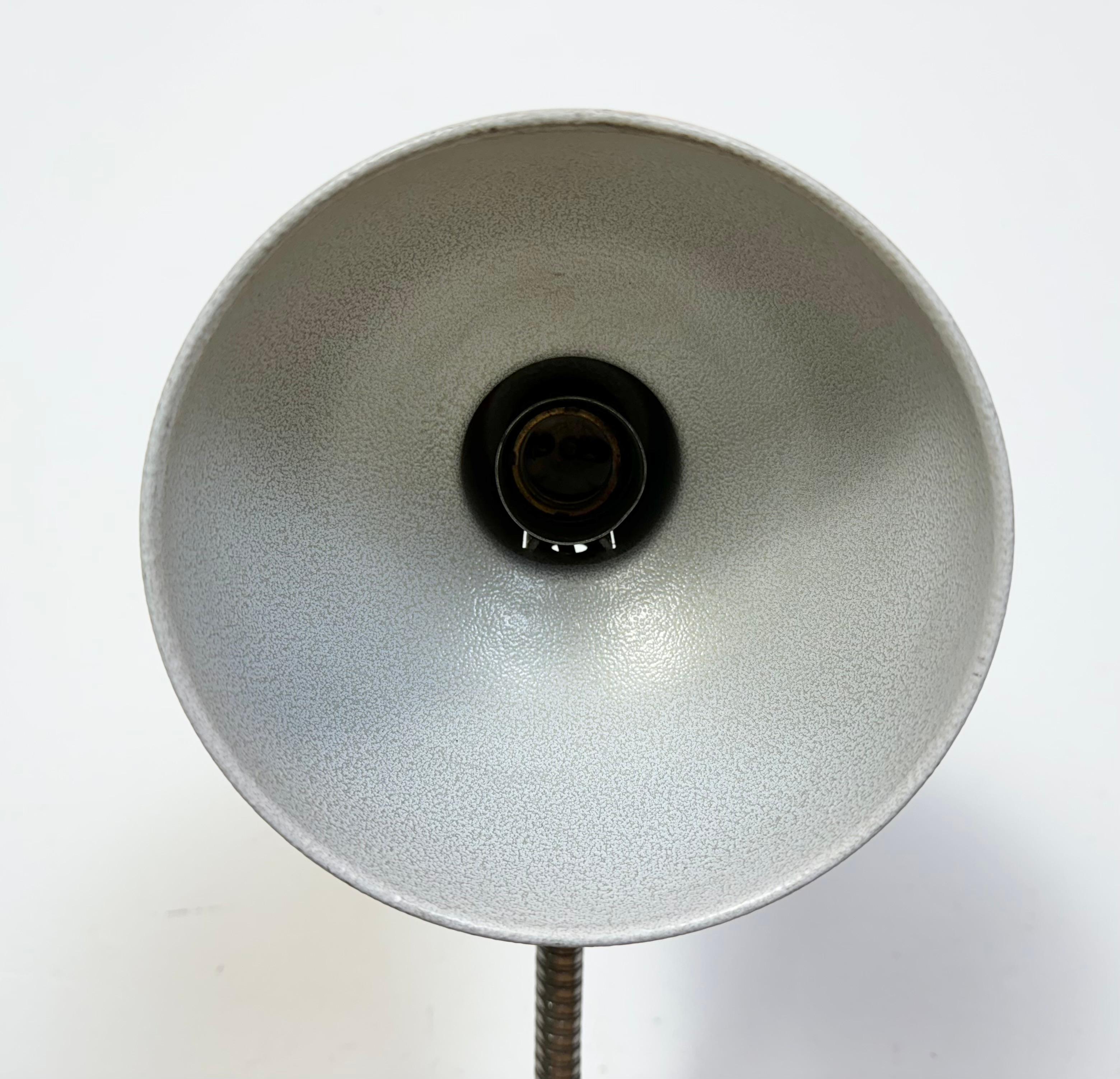 Lampe de table industrielle grise à col de cygne, années 1960 en vente 9